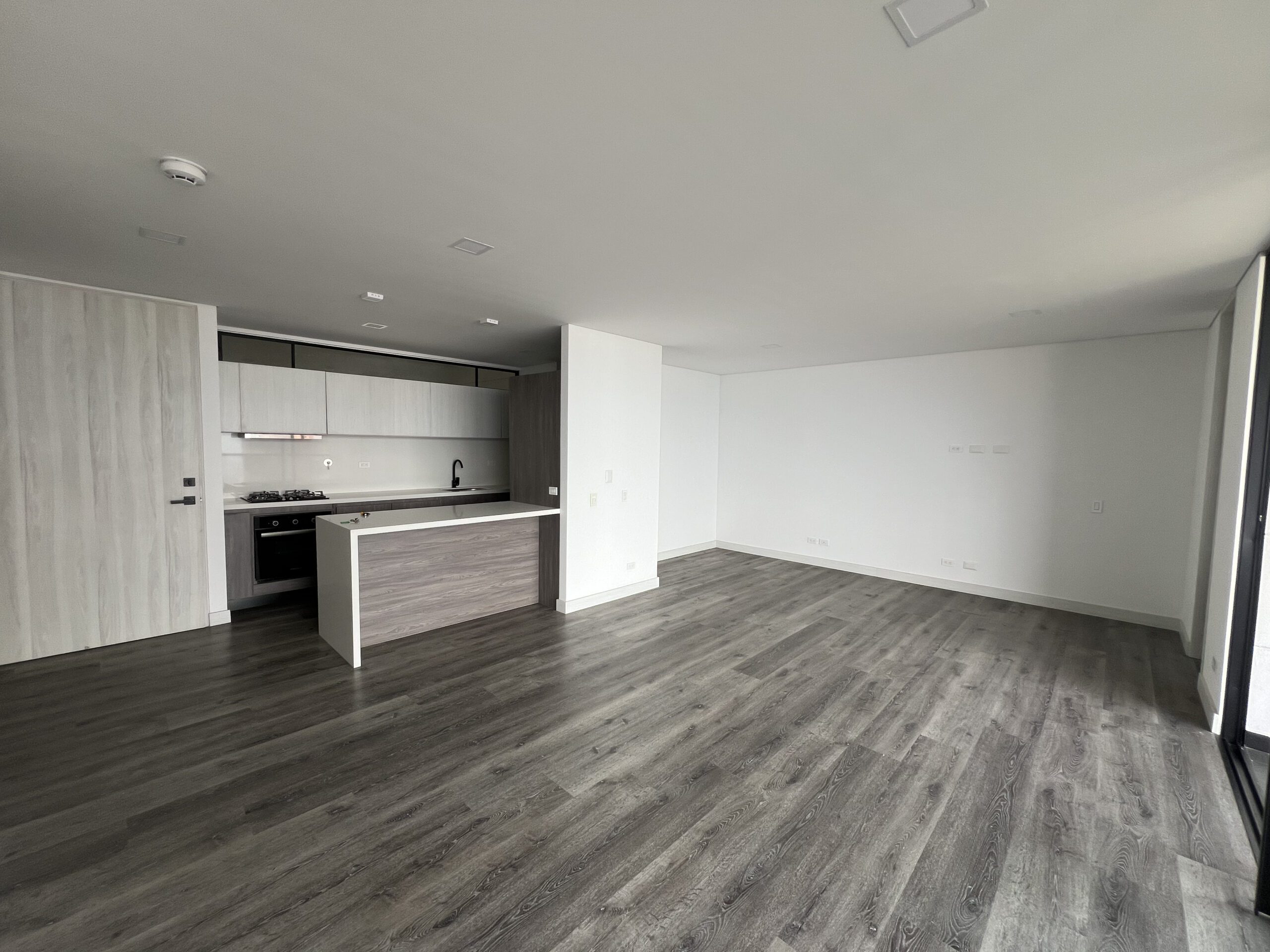Spacious One-Bedroom Apartment with Top Amenities in El Tesoro, El Poblado — imagen 1