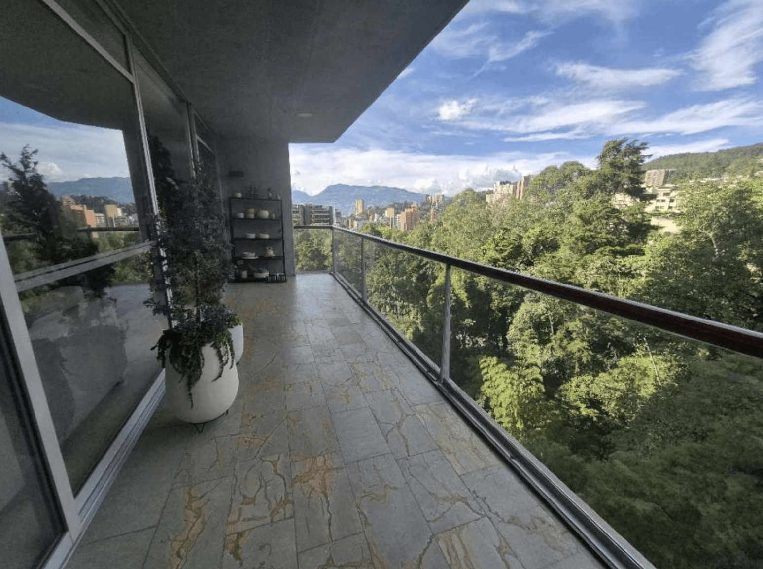 Immense Apartment Perfectly Located near El Tesoro — imagen 1