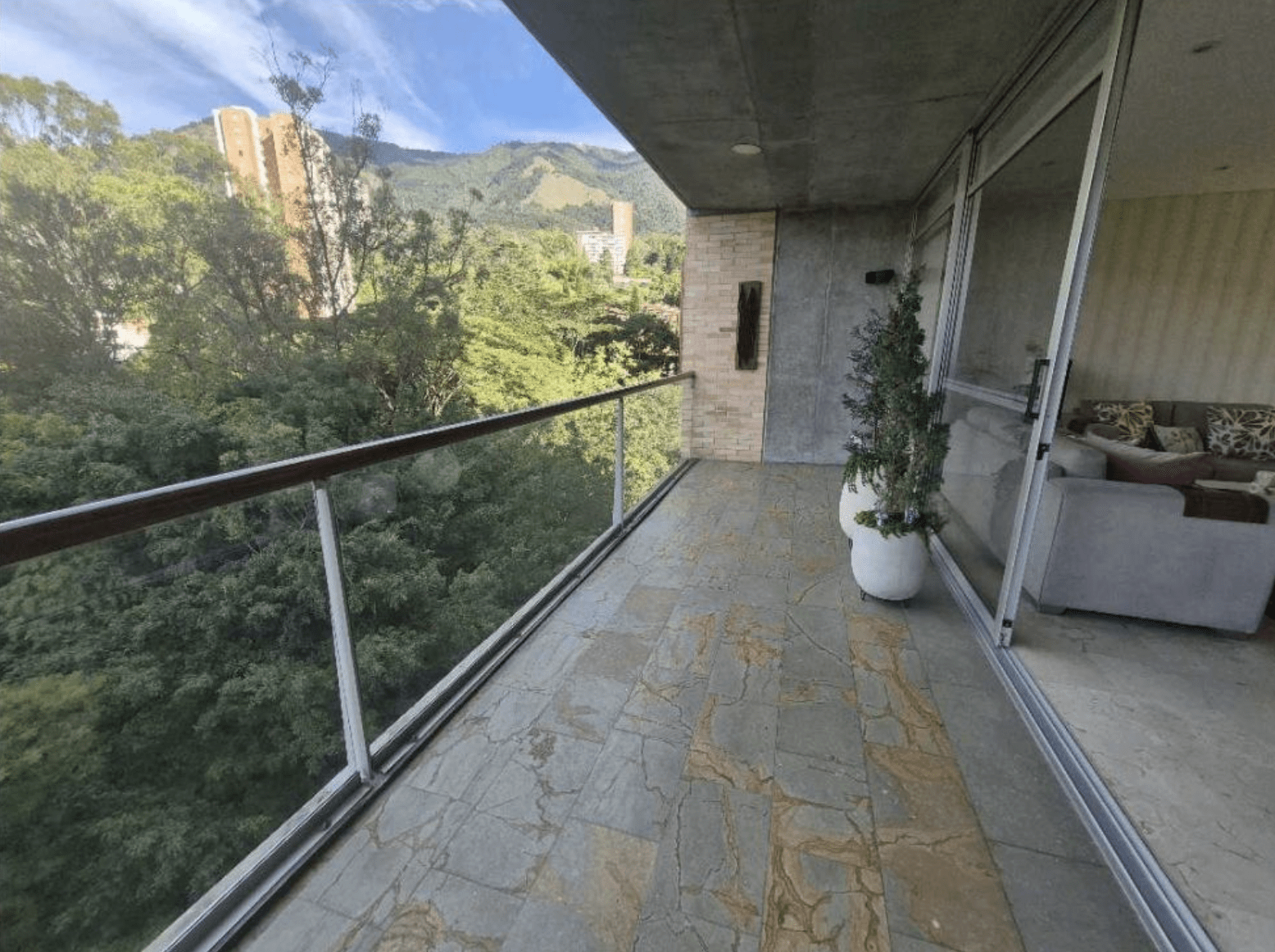 Immense Apartment Perfectly Located near El Tesoro — imagen 3