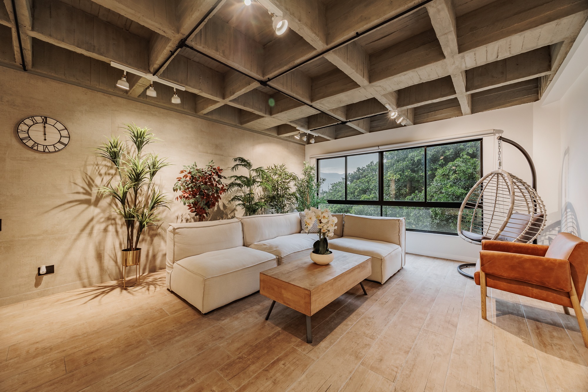 Turn-Key Three-Bedroom Apartment,Completely Remodeled, Located in San Lucas [Poblado] — imagen 3