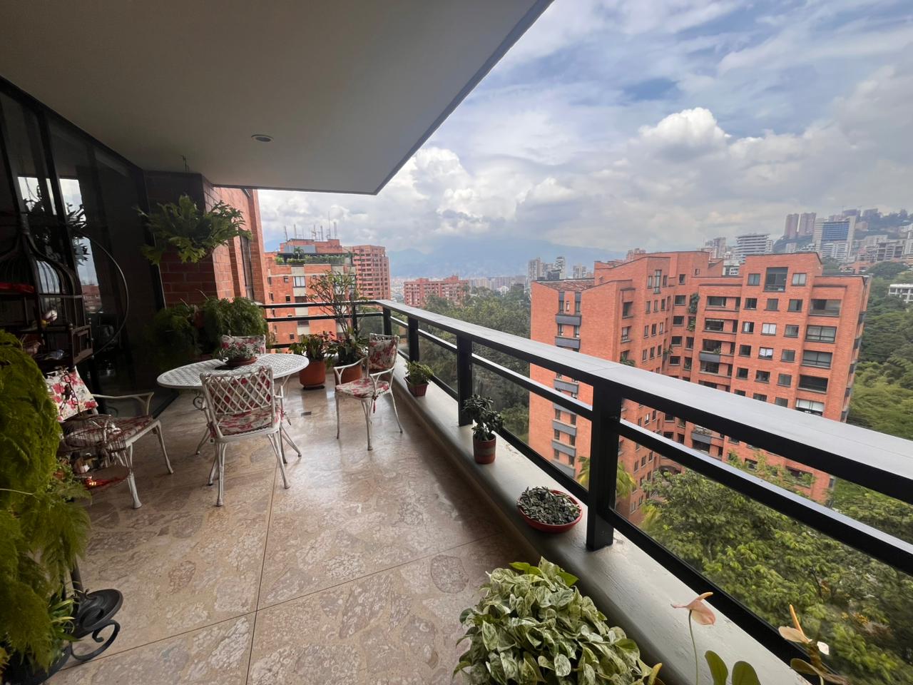 Provenza Huge Apartment with Remodel Opportunity [El Poblado] — imagen 1
