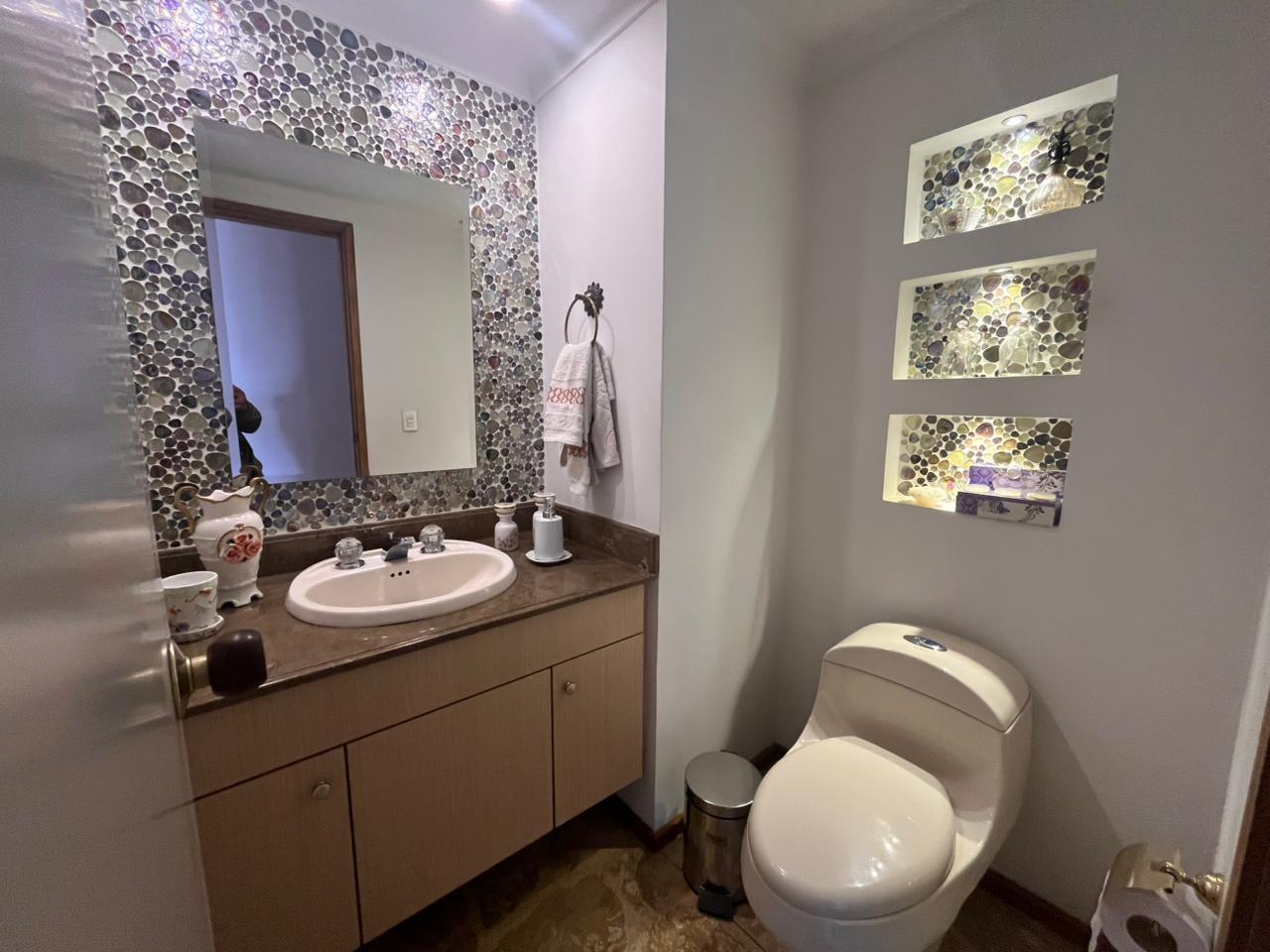 Provenza Huge Apartment with Remodel Opportunity [El Poblado] — imagen 3