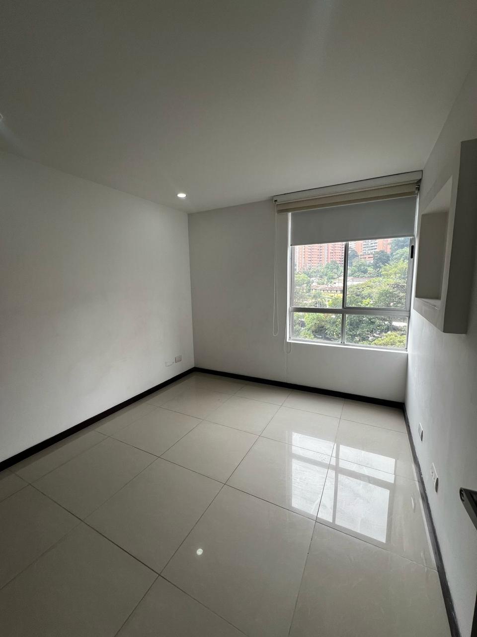 Three-Bedroom Apartment with Nice Balcony and Creek View in Well-Located Residential Building (El Poblado) — imagen 3