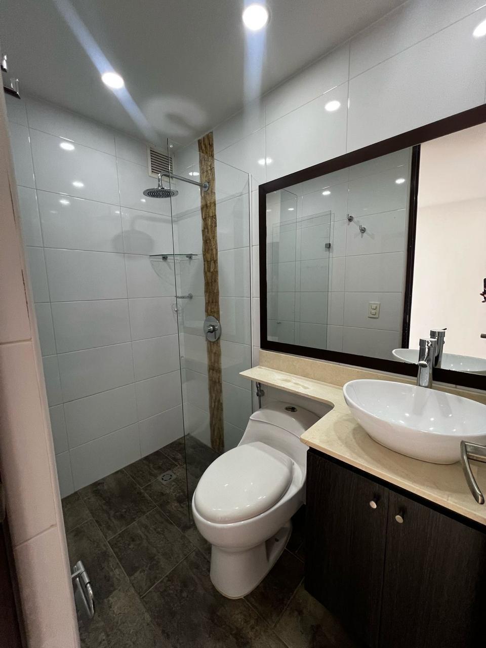 Three-Bedroom Apartment with Nice Balcony and Creek View in Well-Located Residential Building (El Poblado) — imagen 4