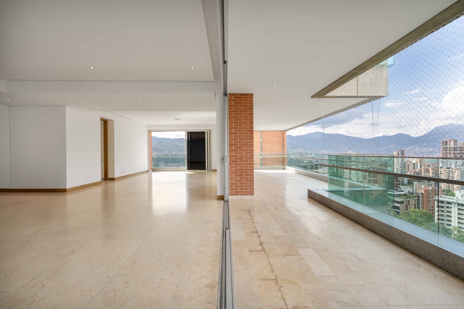 Luxury Three Bedroom Apartment with Panoramic Views, Located in Provenza. — imagen 1