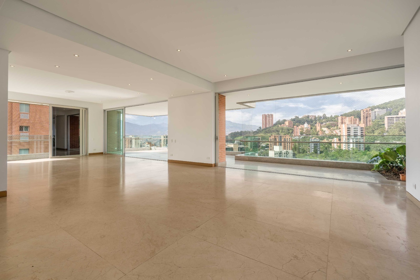 Luxury Three Bedroom Apartment with Panoramic Views, Located in Provenza. — imagen 3