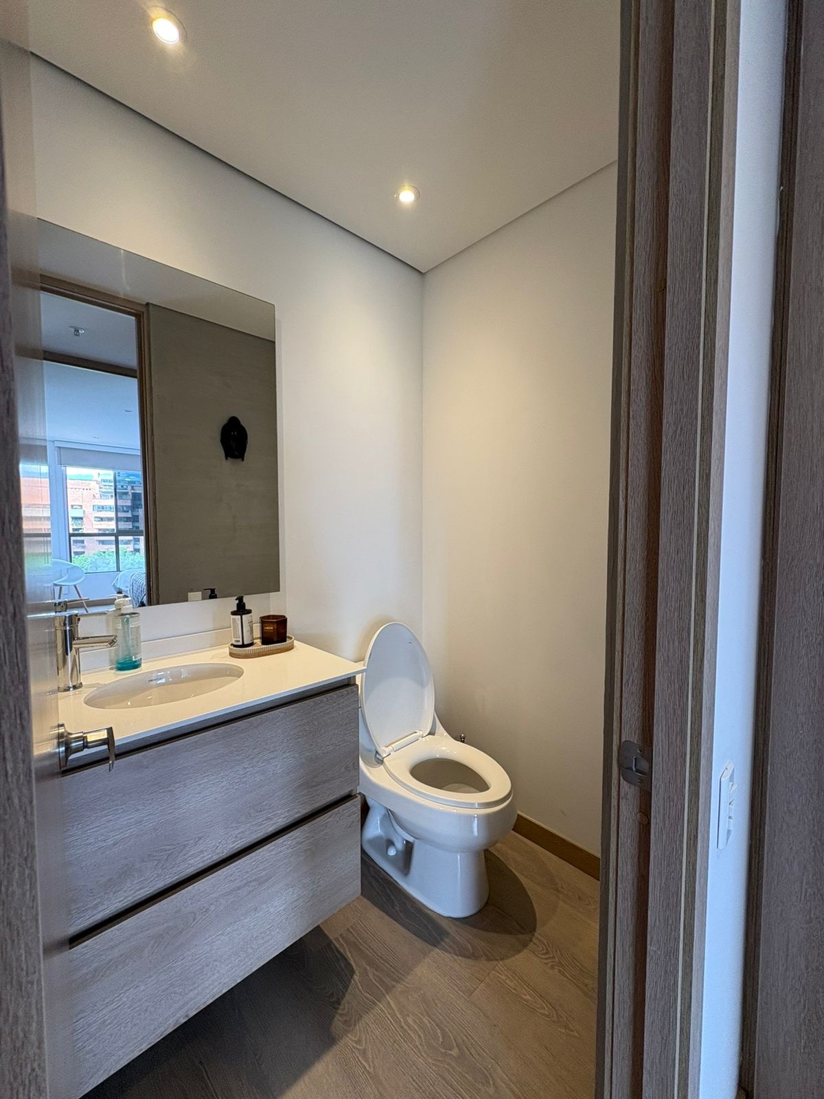 Stylish One-Bedroom Apartment with Top Amenities- Located Only 5 Minutes from El Tesoro Mall. — imagen 3
