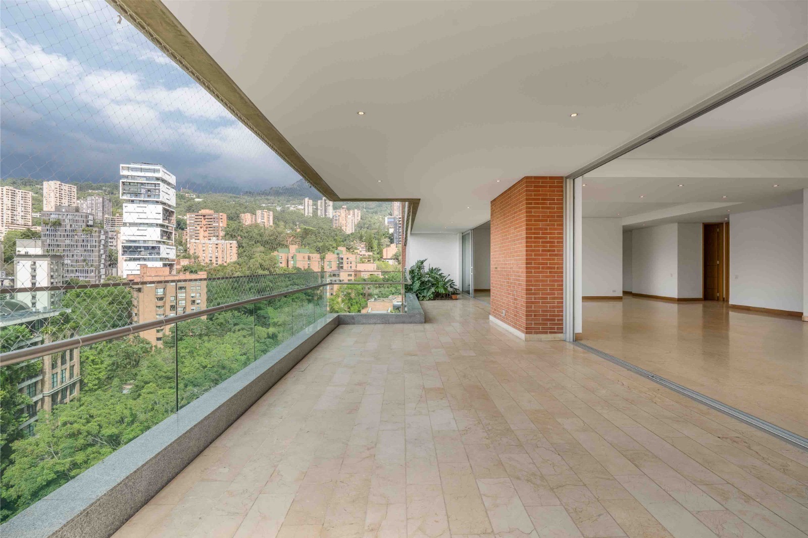 Luxury Three Bedroom Apartment with Panoramic Views, Located in Provenza. — imagen 4