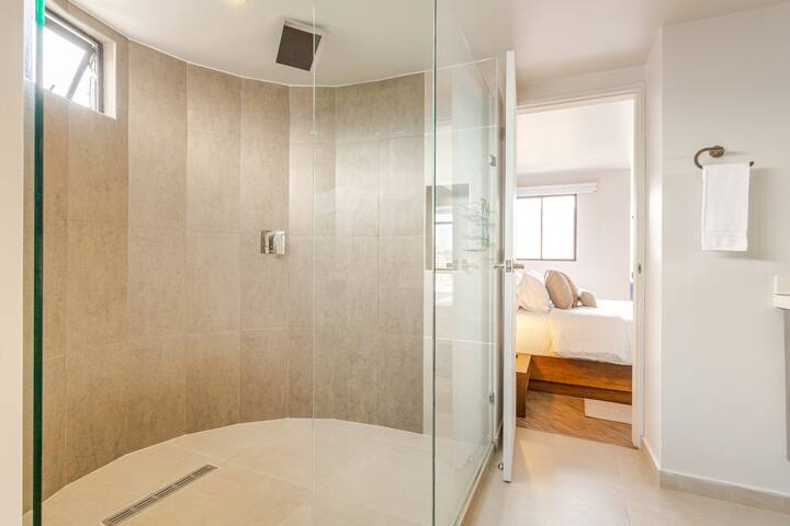 Huge Furnished El Poblado Penthouse with Terrace and Jacuzzi — imagen 1