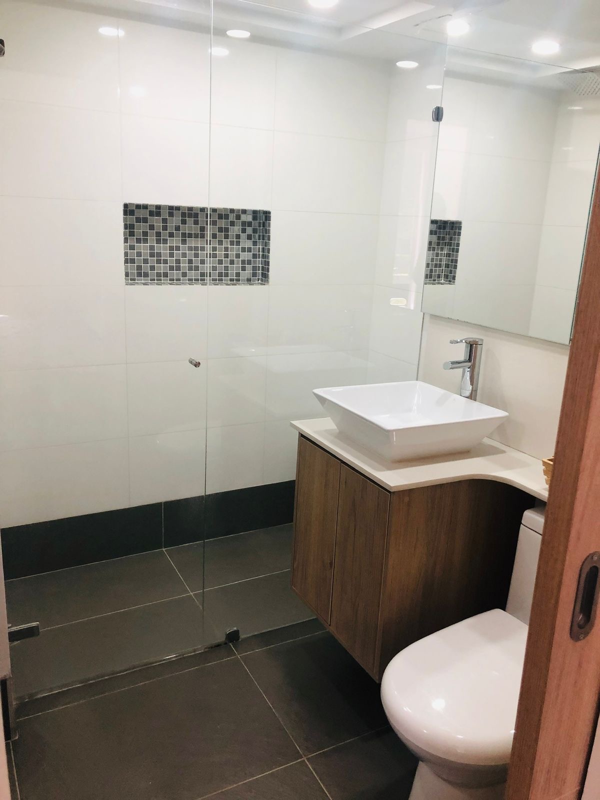 Spacious Three-Bedroom Apartment with Balcony and Excellent Amenities-[Poblado] — imagen 1