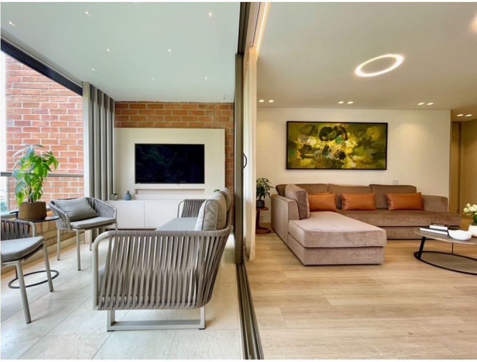 Fully Remodeled Two-Bedroom Apartment-5 minutes from El Tesoro Mall. — imagen 1