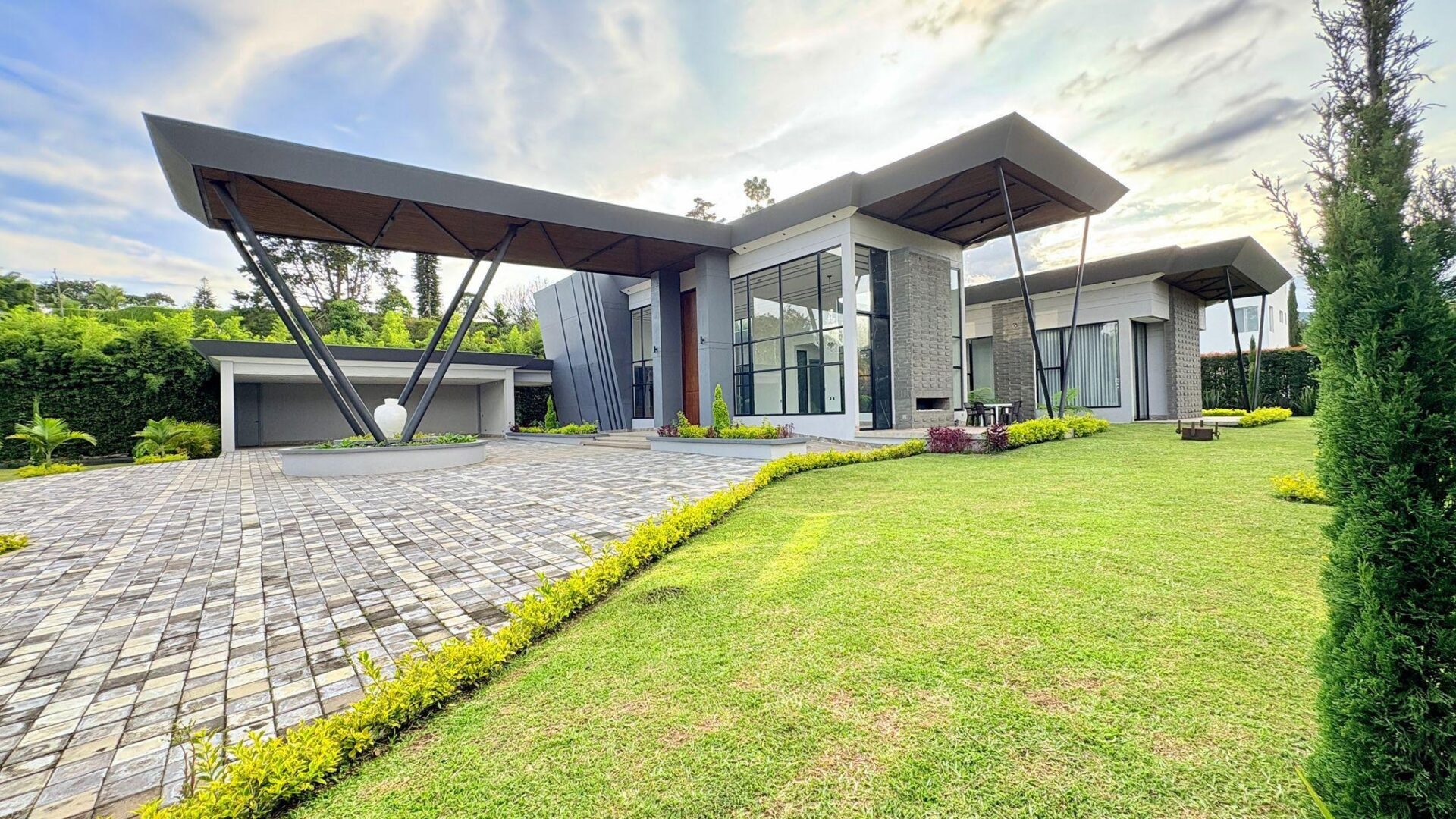 Luxury House with Four-Bedrooms with huge Lot, Located in El Tablazo. — imagen 3