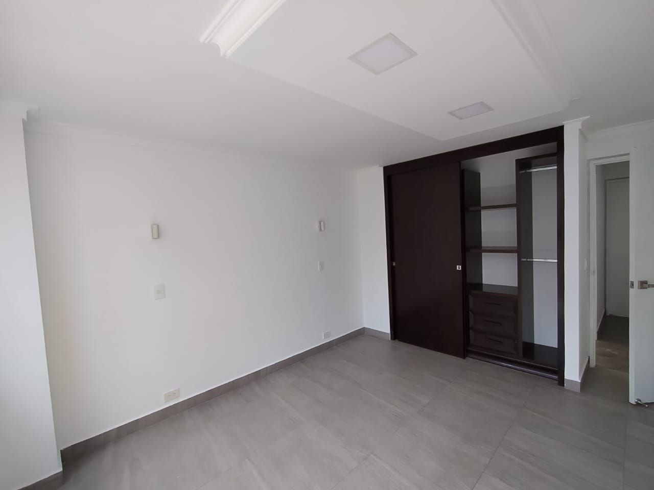 Spacious Three-Bedroom Apartment with Pool – 2 Minutes from Av.Poblado. — imagen 1