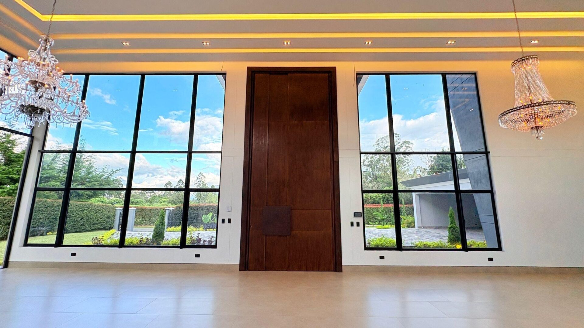 Luxury House with Four-Bedrooms with huge Lot, Located in El Tablazo. — imagen 4