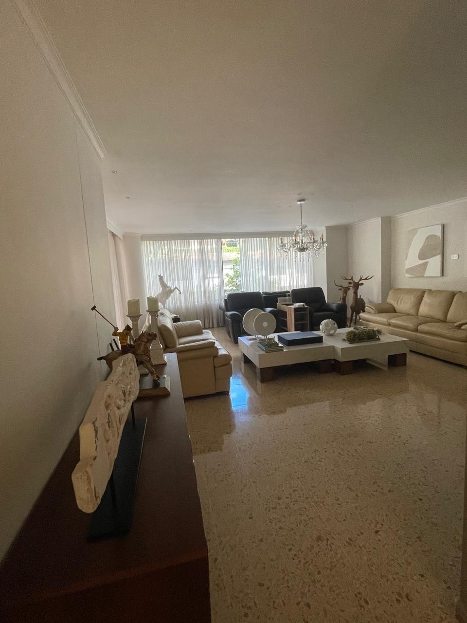 Bright and Spacious Three-Bedroom Apartment with Private Terrace- 3 minutes Away from Av.Poblado. — imagen 1