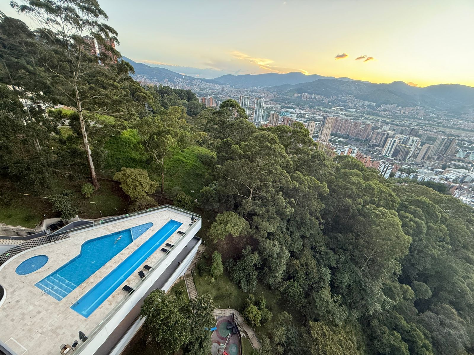 Spacious Apartment with Private Terrace, Three Bedroom and Office in Medellín — imagen 3