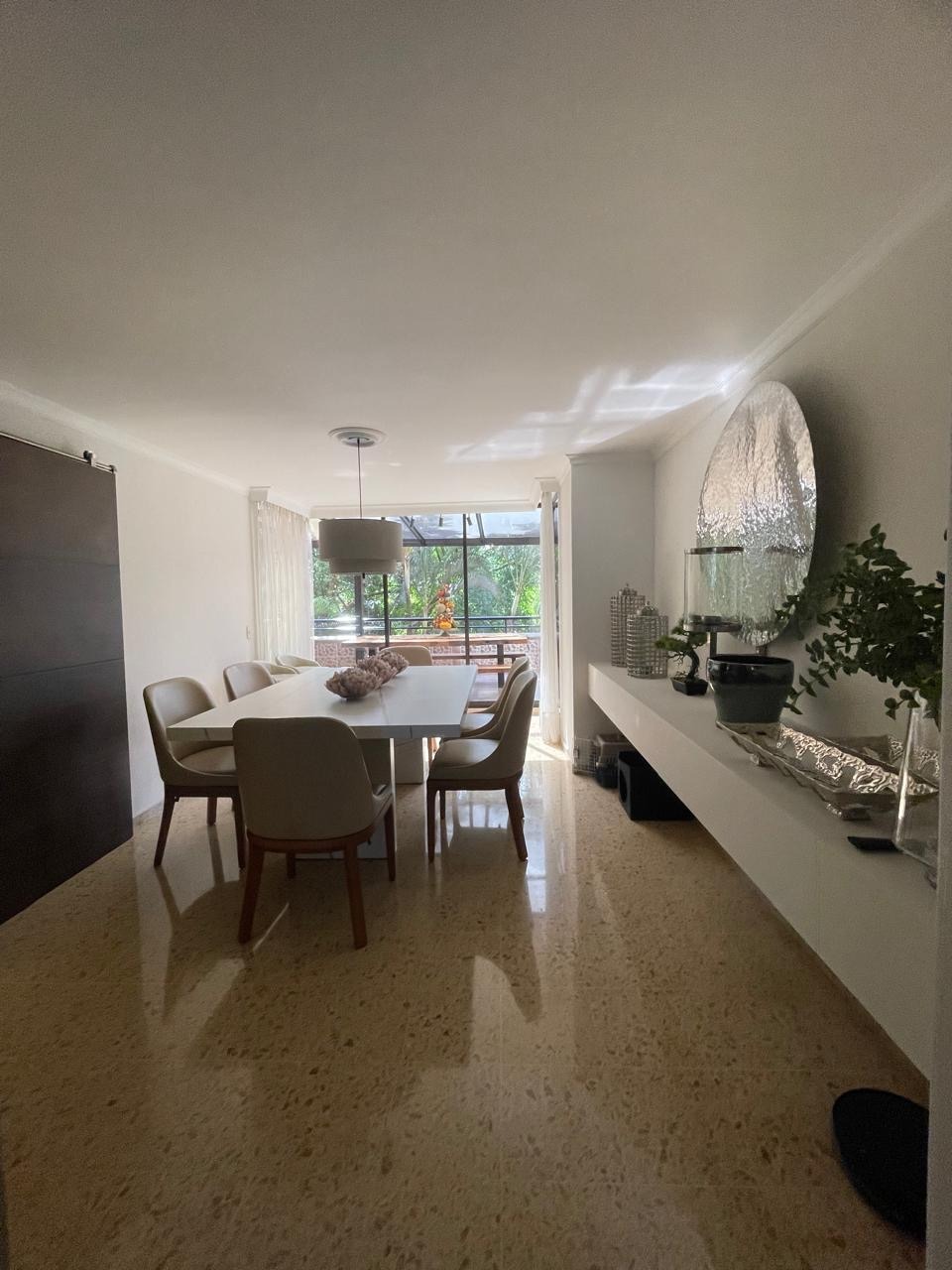 Bright and Spacious Three-Bedroom Apartment with Private Terrace- 3 minutes Away from Av.Poblado. — imagen 3