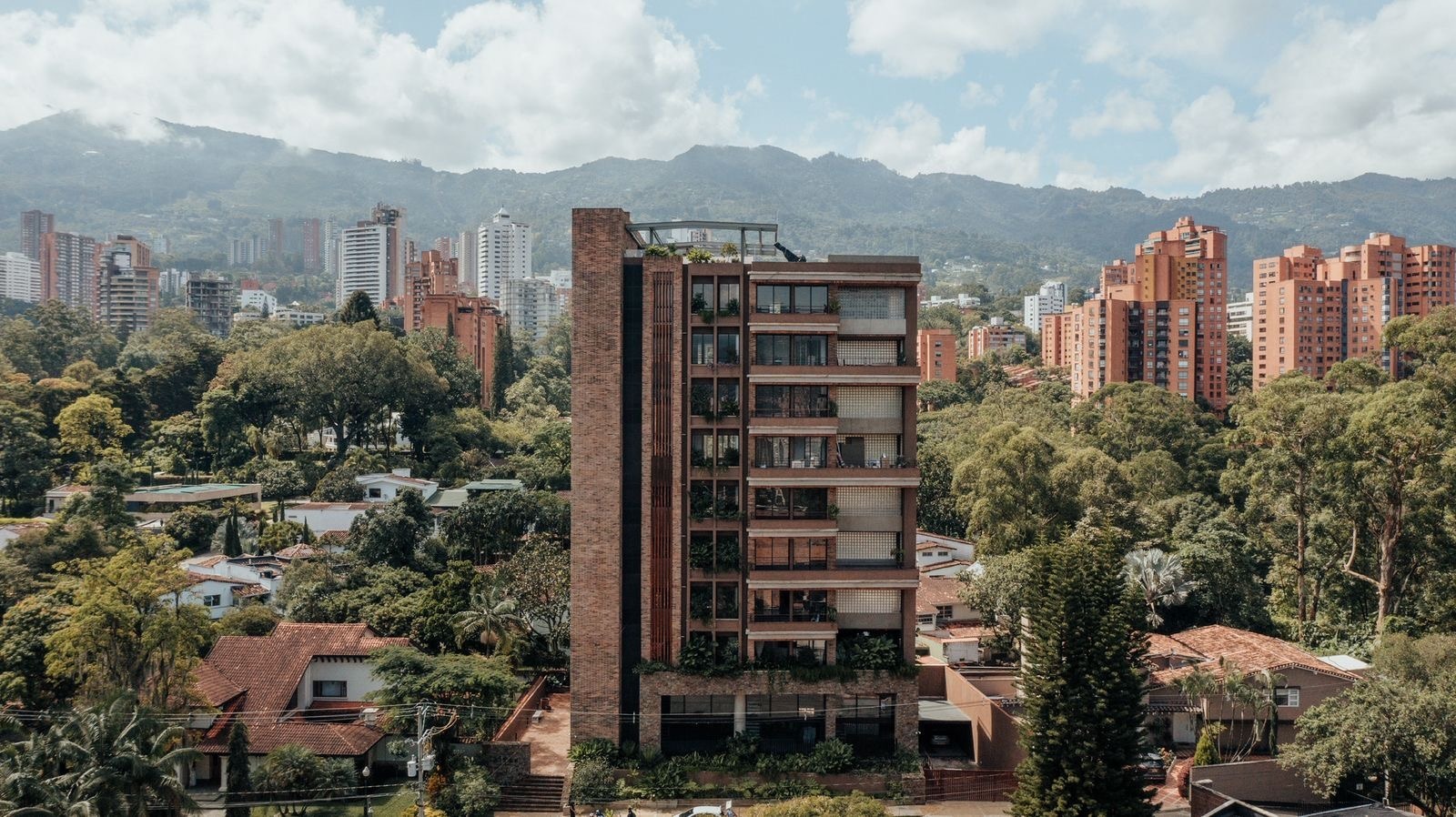 Exclusive Luxury Three-Bedroom Apartment with Terrace, Located in El Campestre [ Poblado] — imagen 3