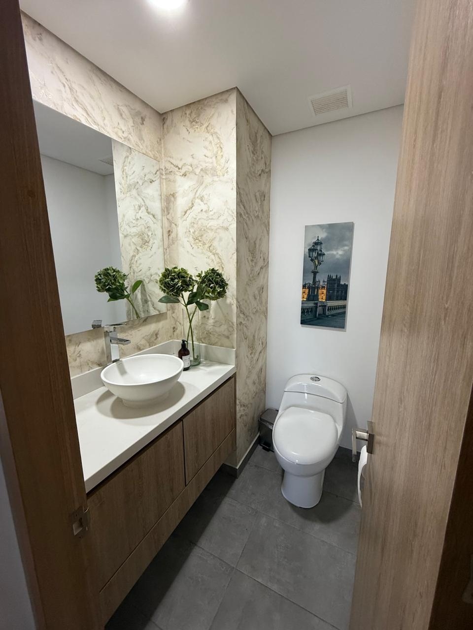Spacious Apartment with Private Terrace, Three Bedroom and Office in Medellín — imagen 4