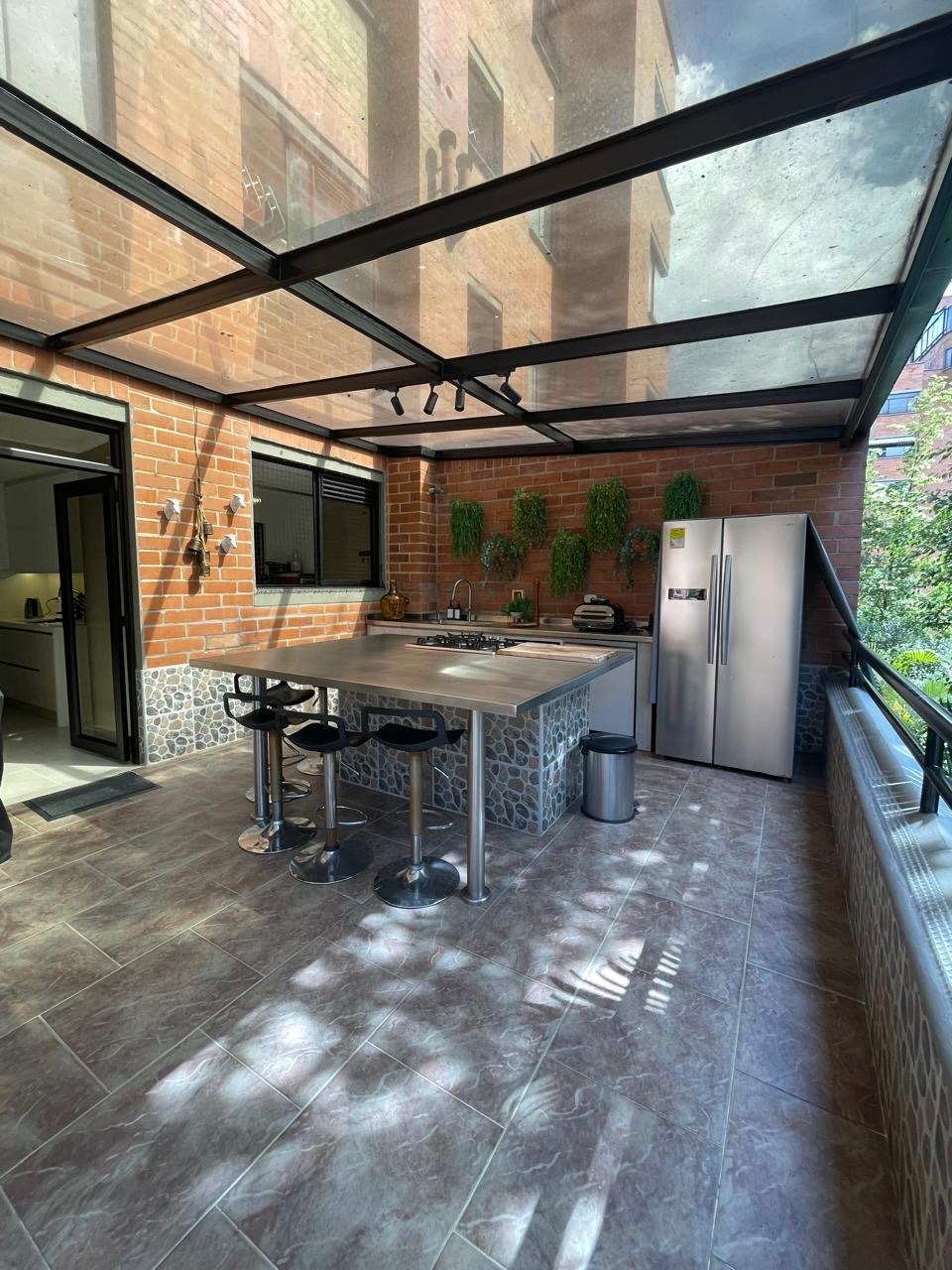 Bright and Spacious Three-Bedroom Apartment with Private Terrace- 3 minutes Away from Av.Poblado. — imagen 4