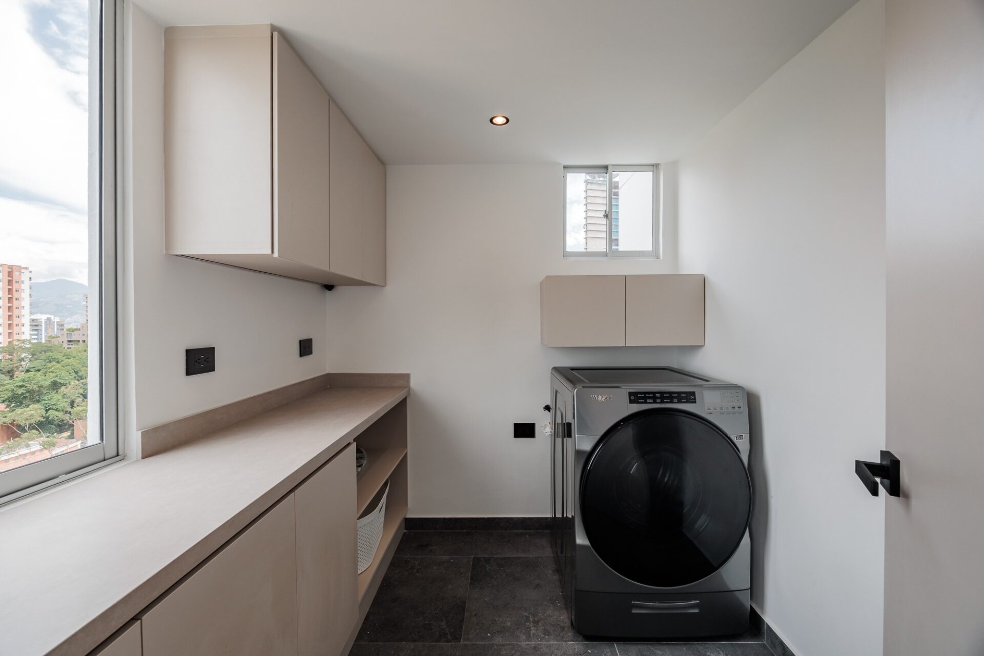 Fully Renovated Turnkey 2-Bedroom Apartment with Dual Views in Medellín — imagen 1