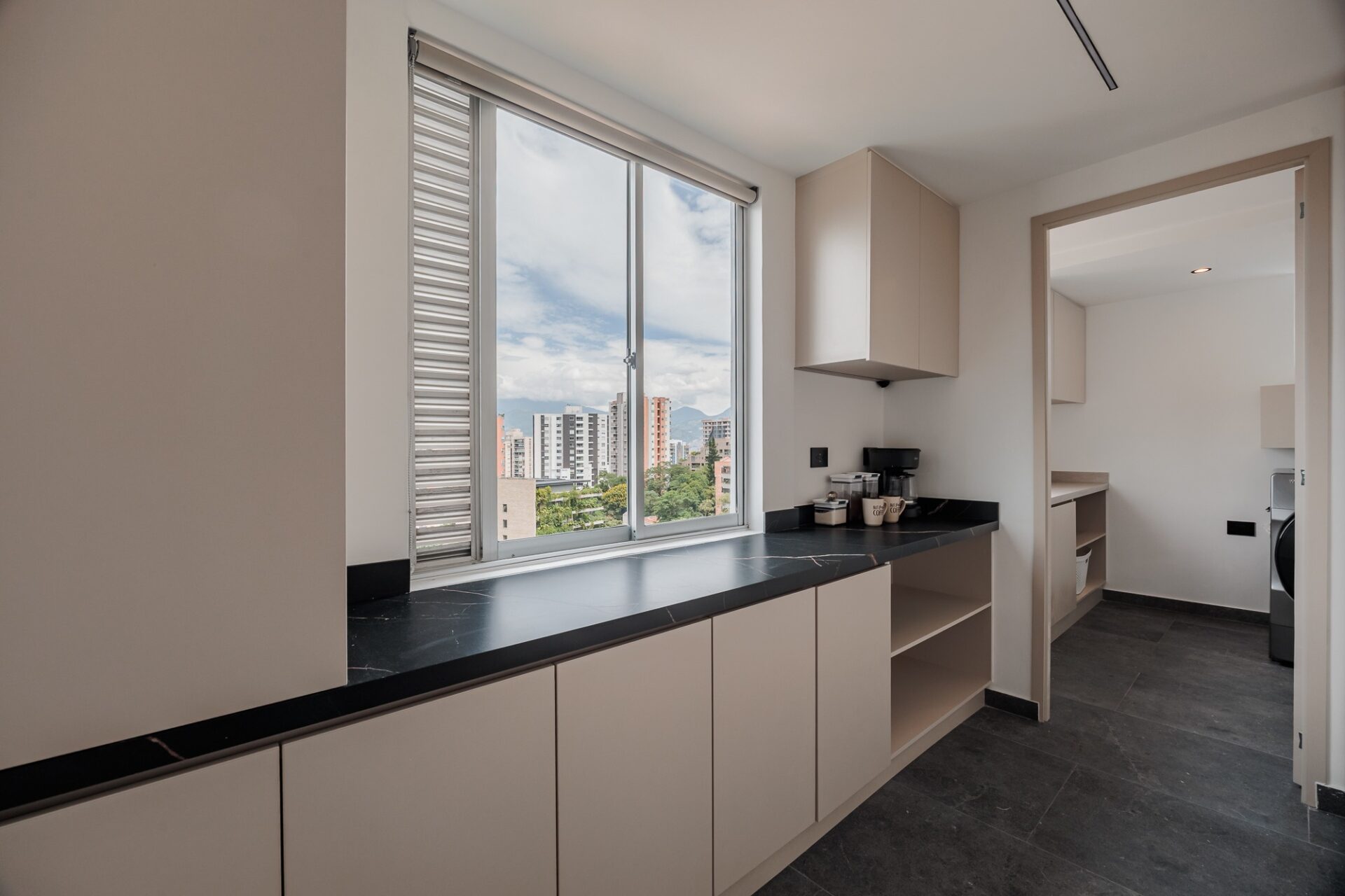 Fully Renovated Turnkey 2-Bedroom Apartment with Dual Views in Medellín — imagen 3