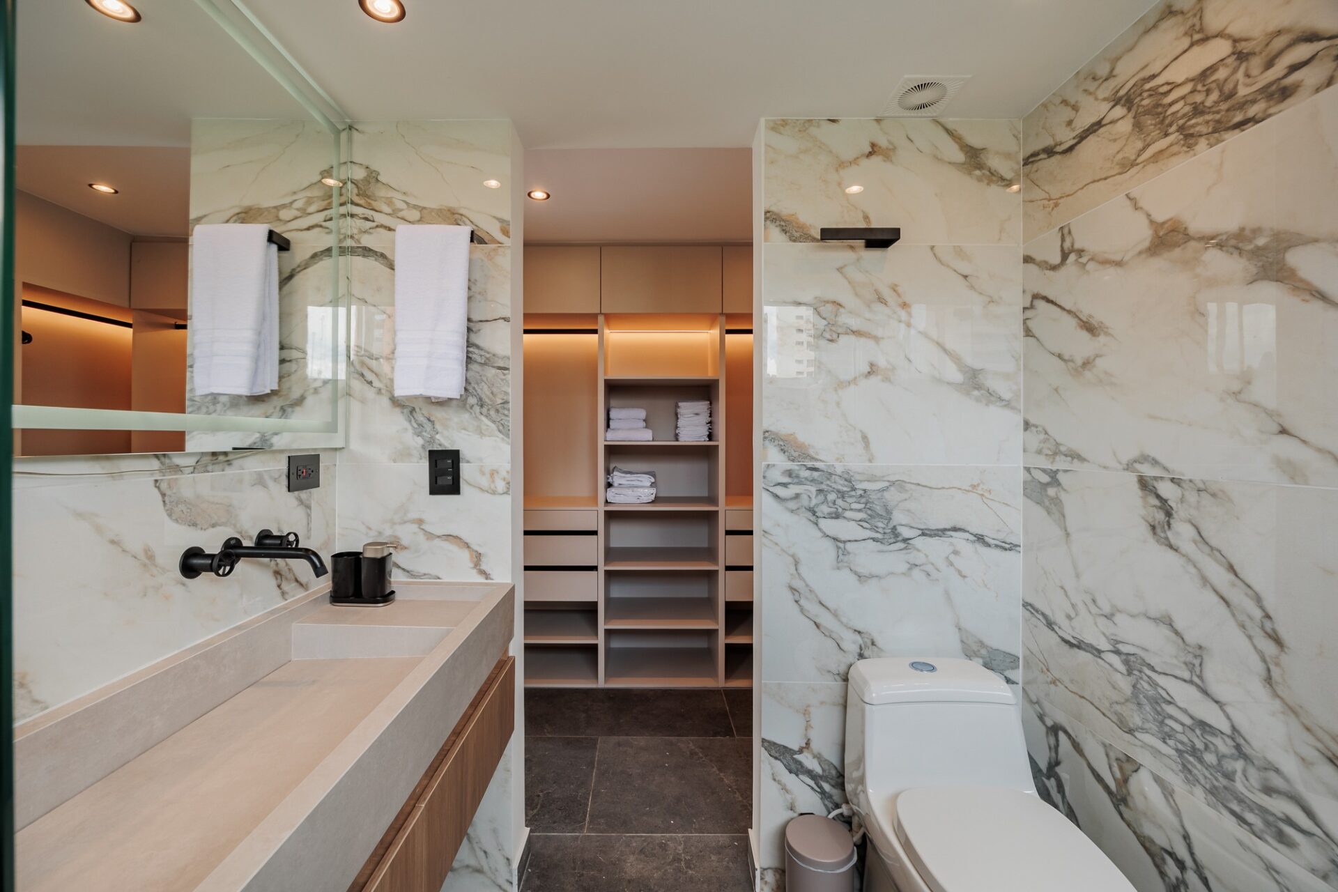 Fully Renovated Turnkey 2-Bedroom Apartment with Dual Views in Medellín — imagen 4