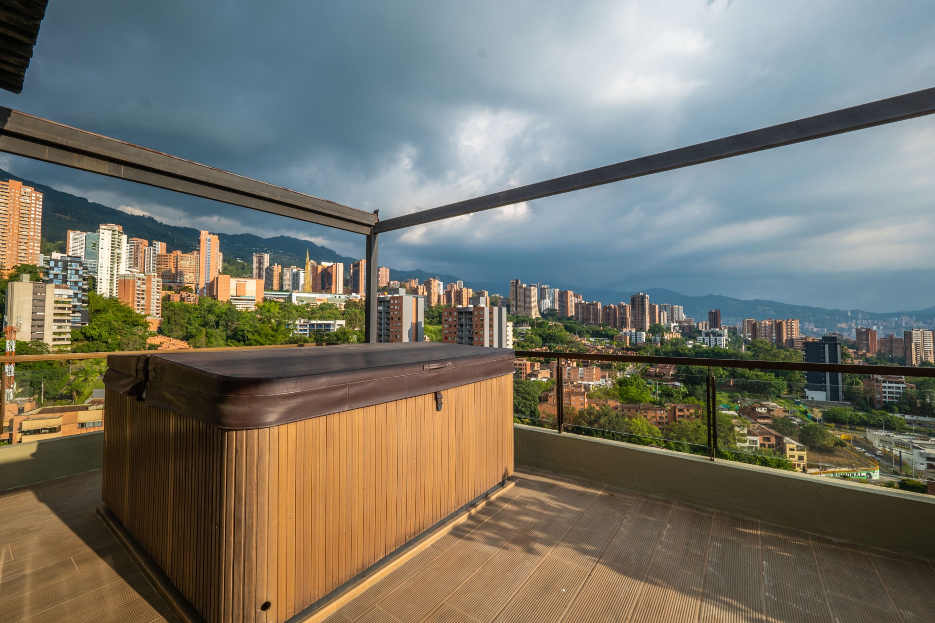 Three-Story Penthouse with Private Terrace and City Views in Provenza — imagen 4