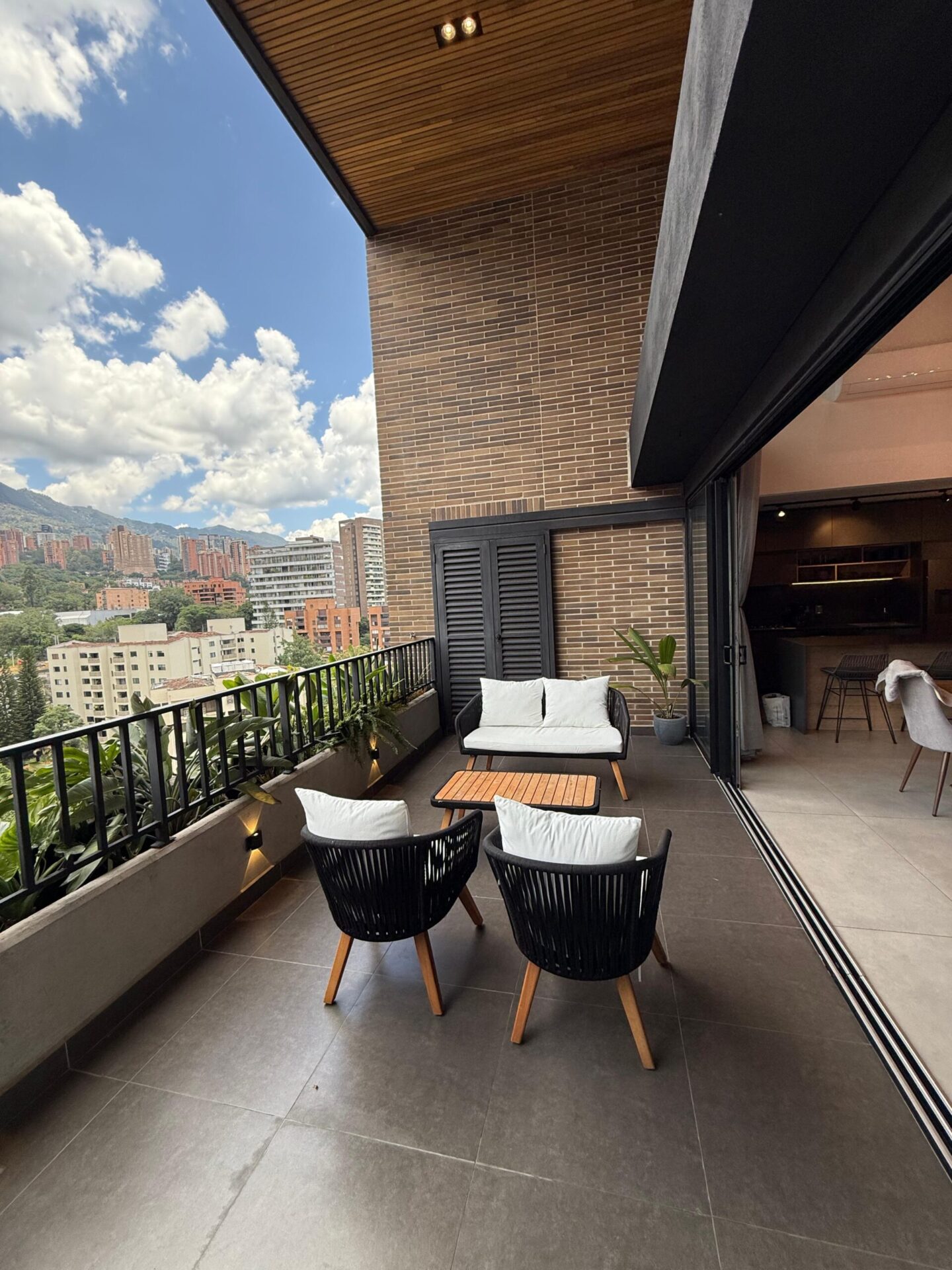 Daily Rental Three-Bedroom Apartment With Jacuzzi and Stunning View in El Poblado, Medellin. — imagen 1