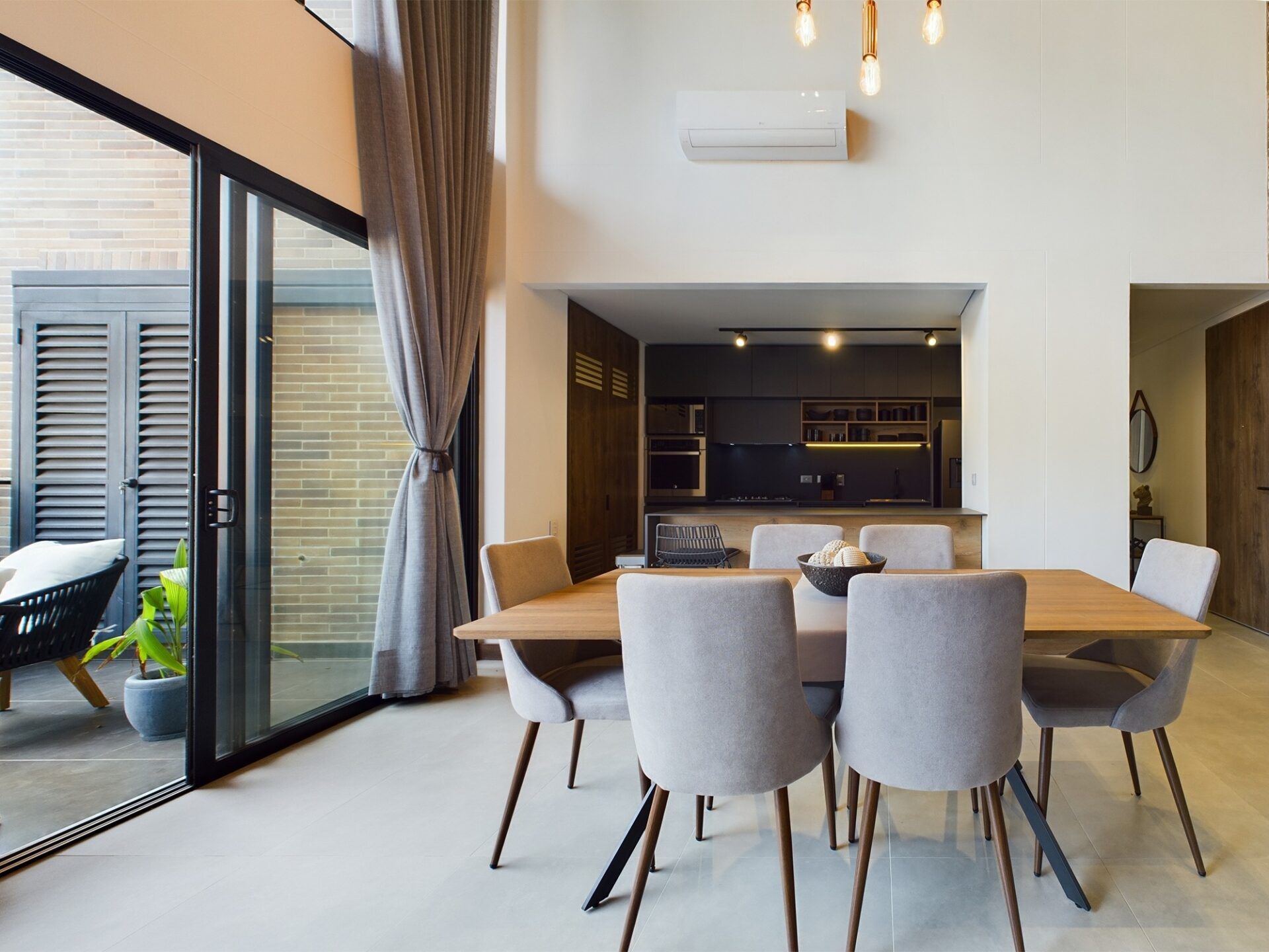 Daily Rental Three-Bedroom Apartment With Jacuzzi and Stunning View in El Poblado, Medellin. — imagen 3