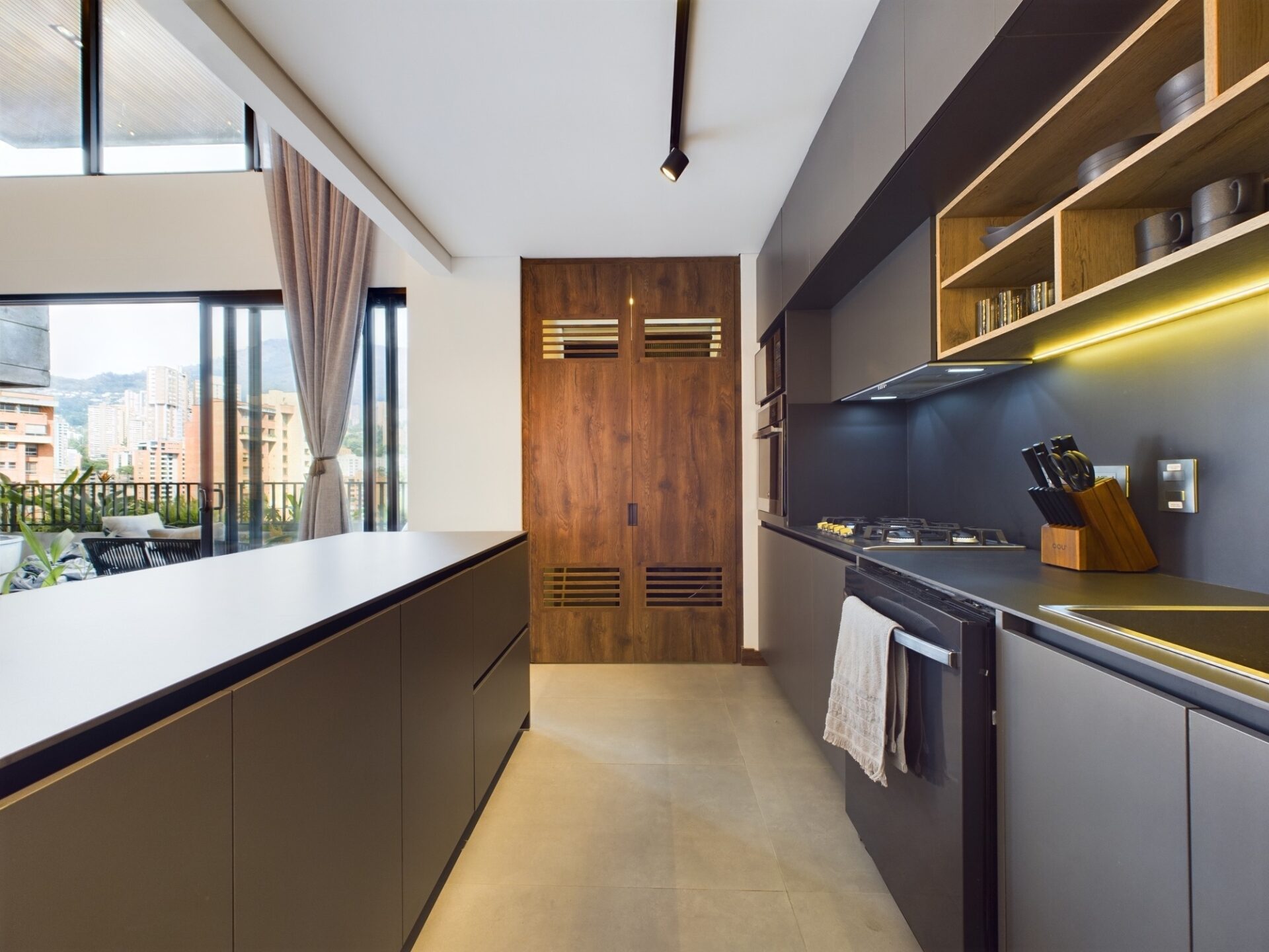 Daily Rental Three-Bedroom Apartment With Jacuzzi and Stunning View in El Poblado, Medellin. — imagen 4