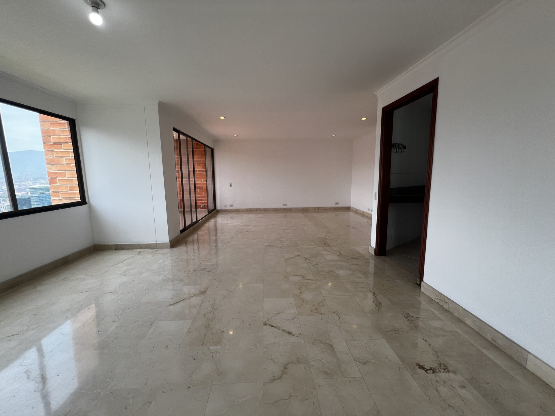 Spacious Three-Bedroom Apartment with Stunning City Views in La Linde — imagen 3