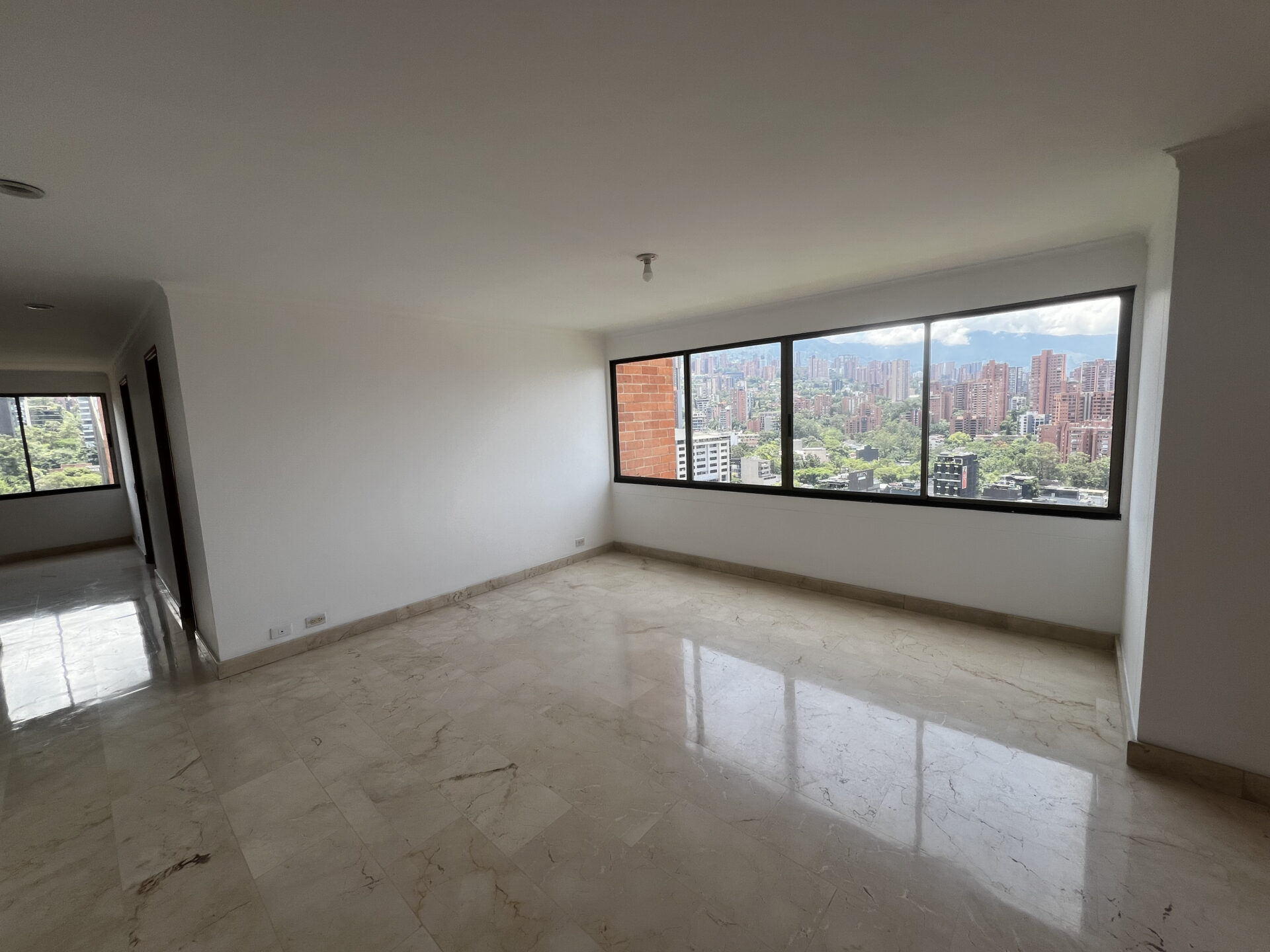 Spacious Three-Bedroom Apartment with Stunning City Views in La Linde — imagen 4