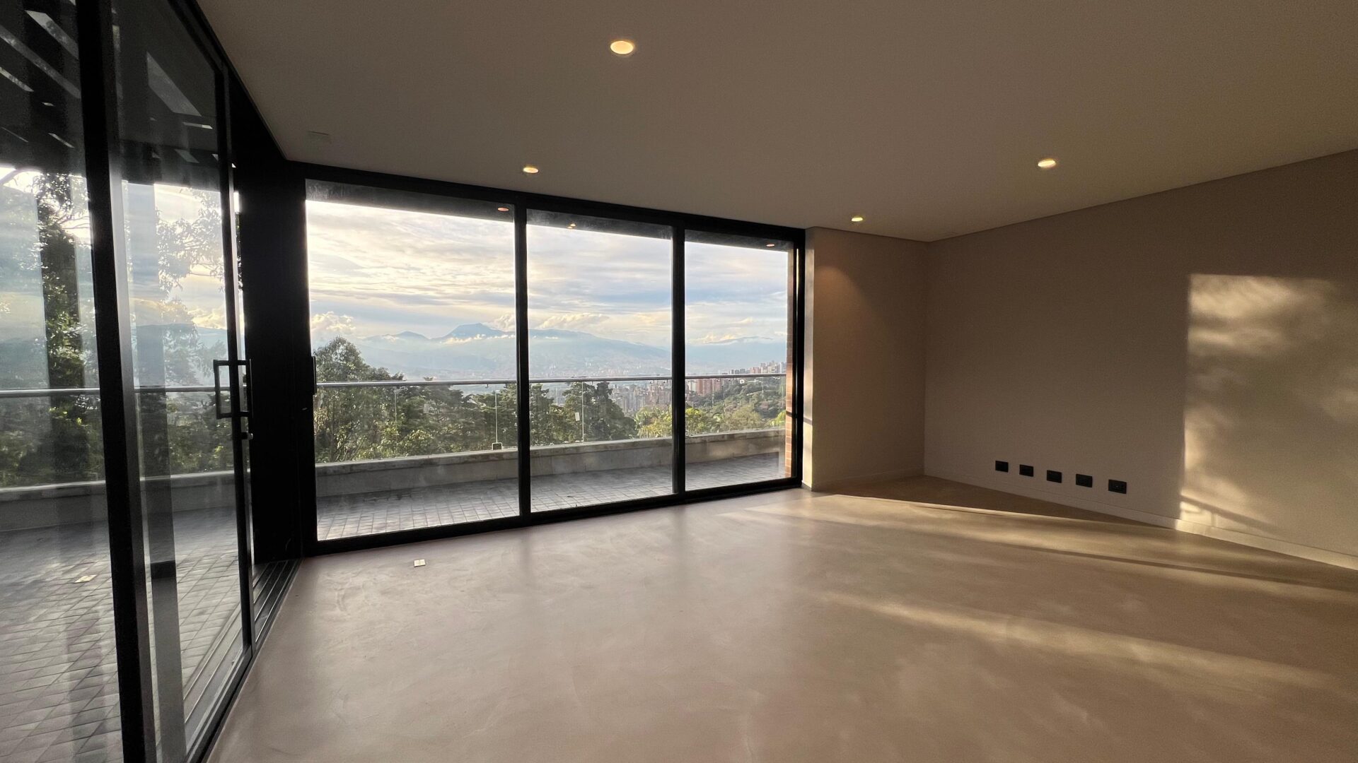 Spacious 4-Bedroom Duplex with Panoramic Terrace & Luxury Amenities — imagen 1