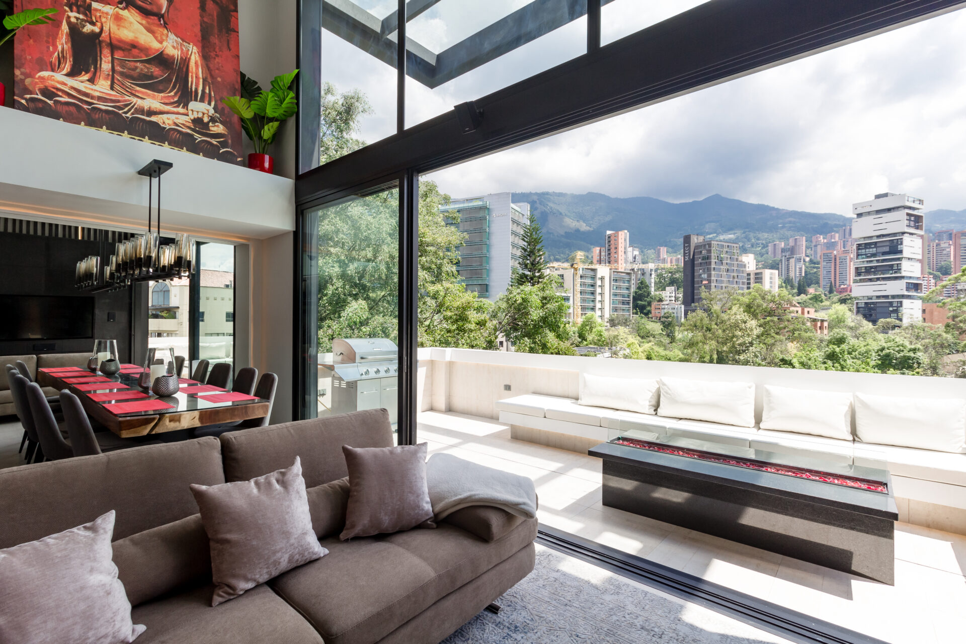 Renovated 2-Story Penthouse with Private Terrace and City Views in Las Lomas — imagen 4