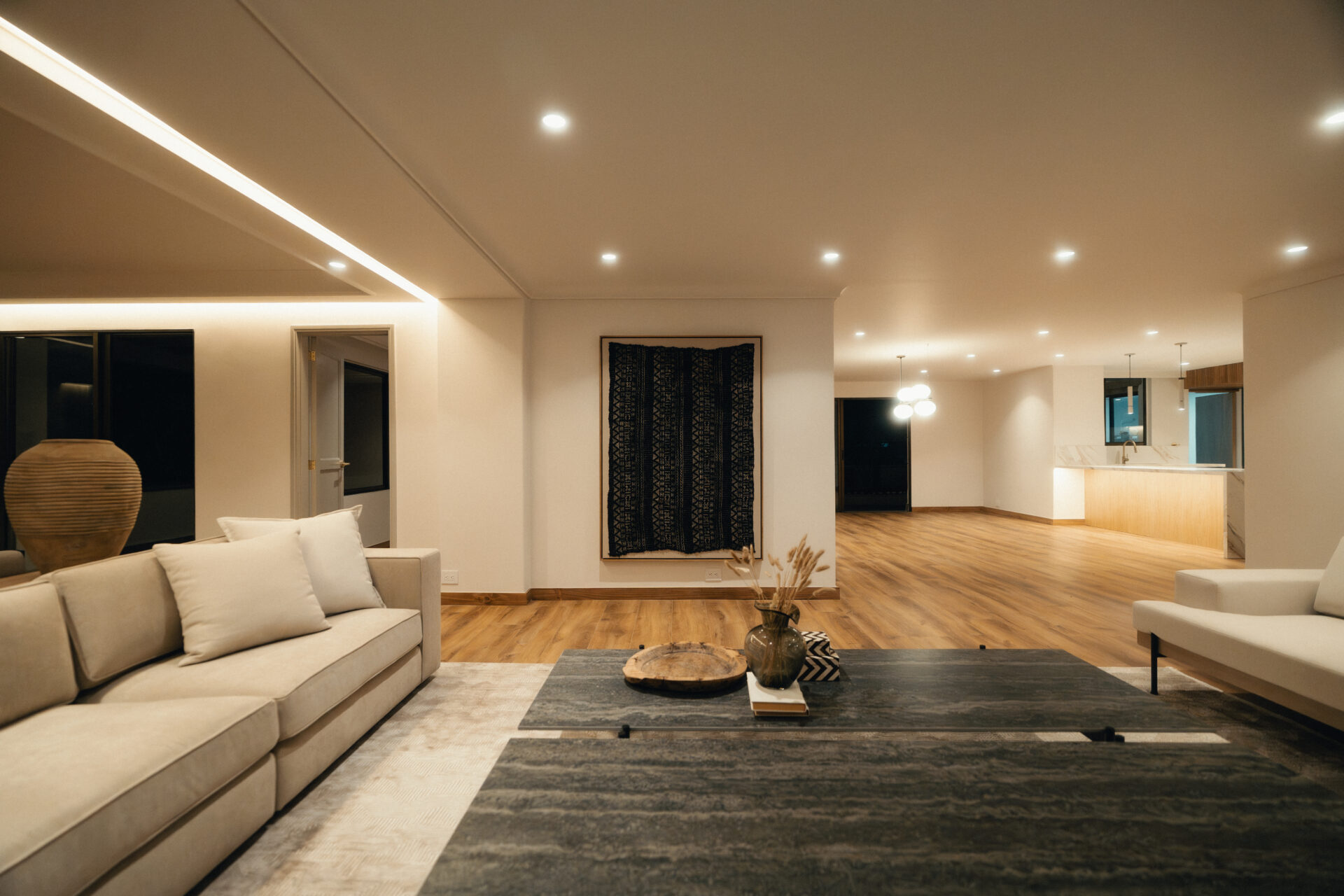 Luxury Four-Bedroom Apartment with Spacious Private Terrace – Fully Renovated, Located in Poblado. — imagen 1