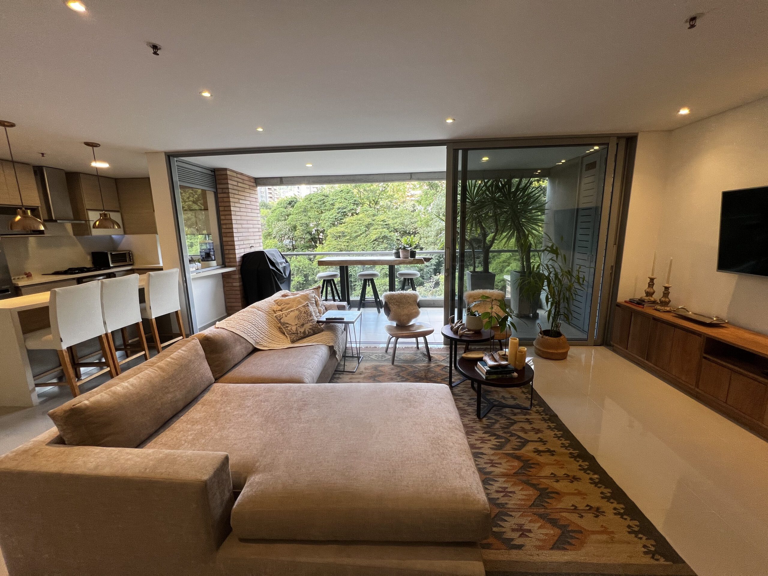 Two-Bedroom Apartment in Provenza- Top Amenities — imagen 1