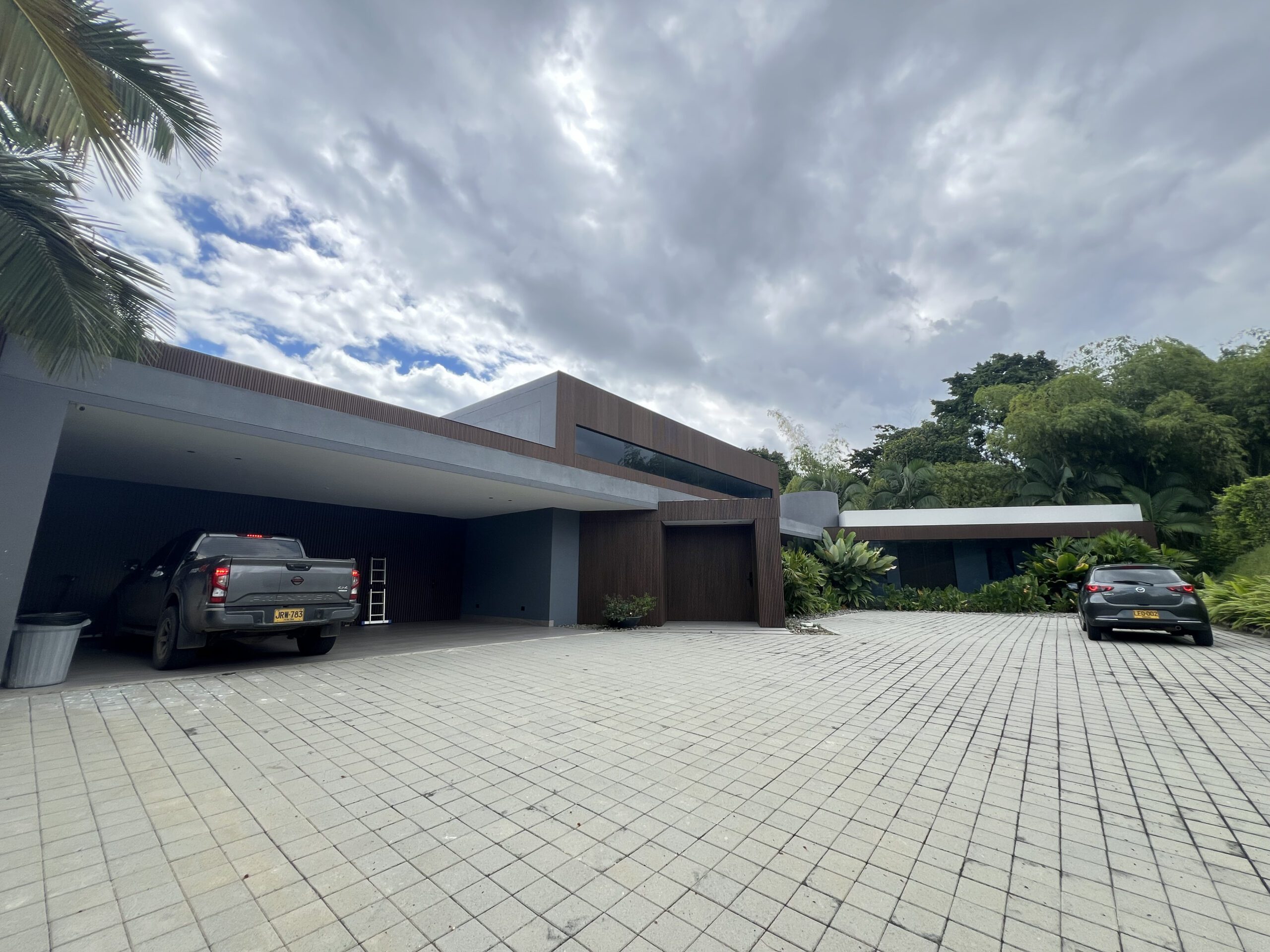 Modern Six-Bedroom House with Infinity Pool in Cerritos [Malabar] — imagen 1
