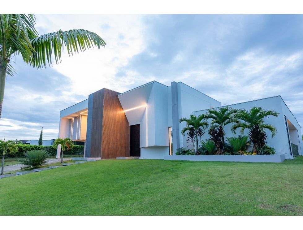 Four Bedroom House with Pool and Green Views in Exclusive Cerritos Complex [Malabar] — imagen 1