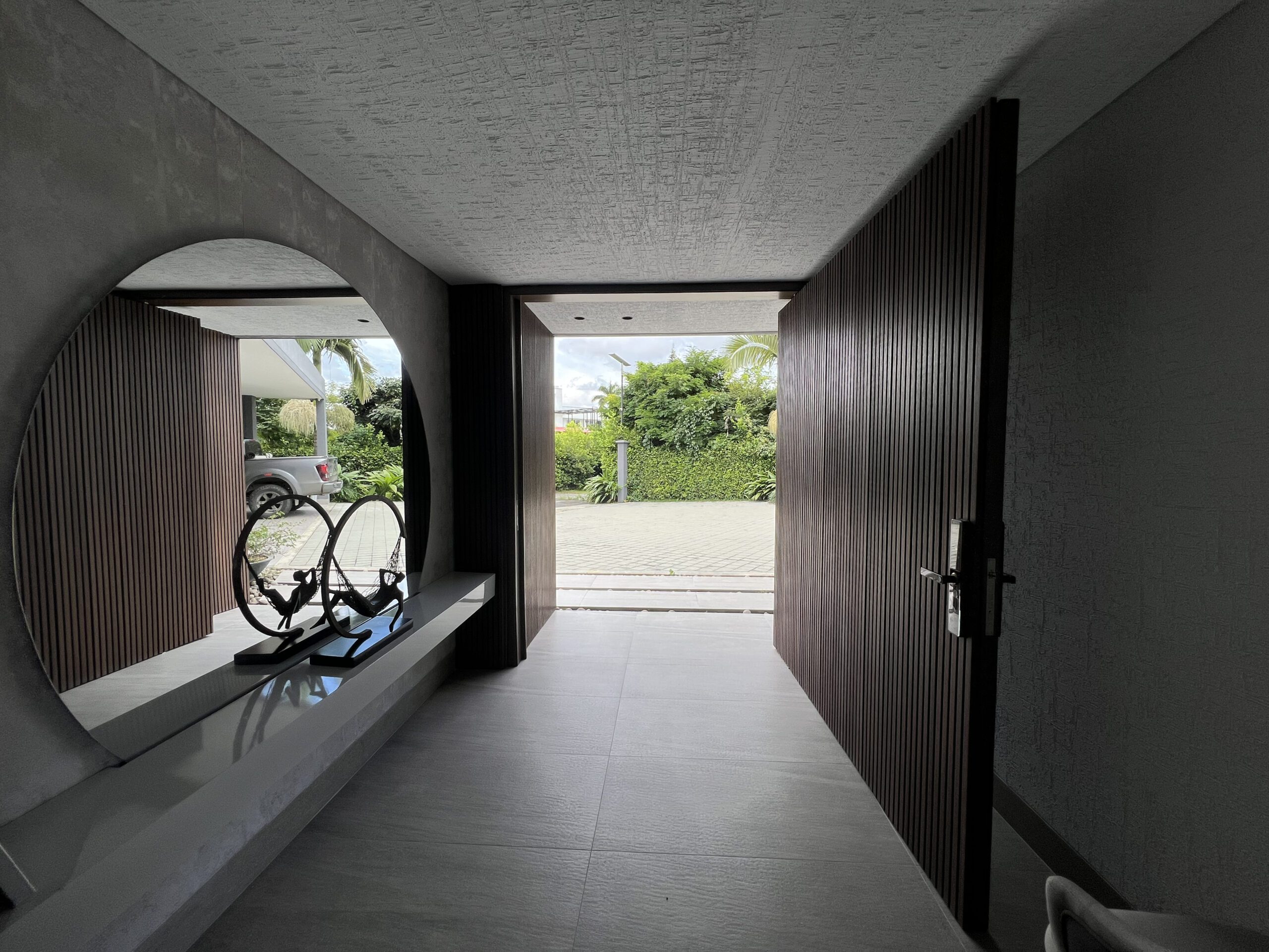 Modern Six-Bedroom House with Infinity Pool in Cerritos [Malabar] — imagen 3
