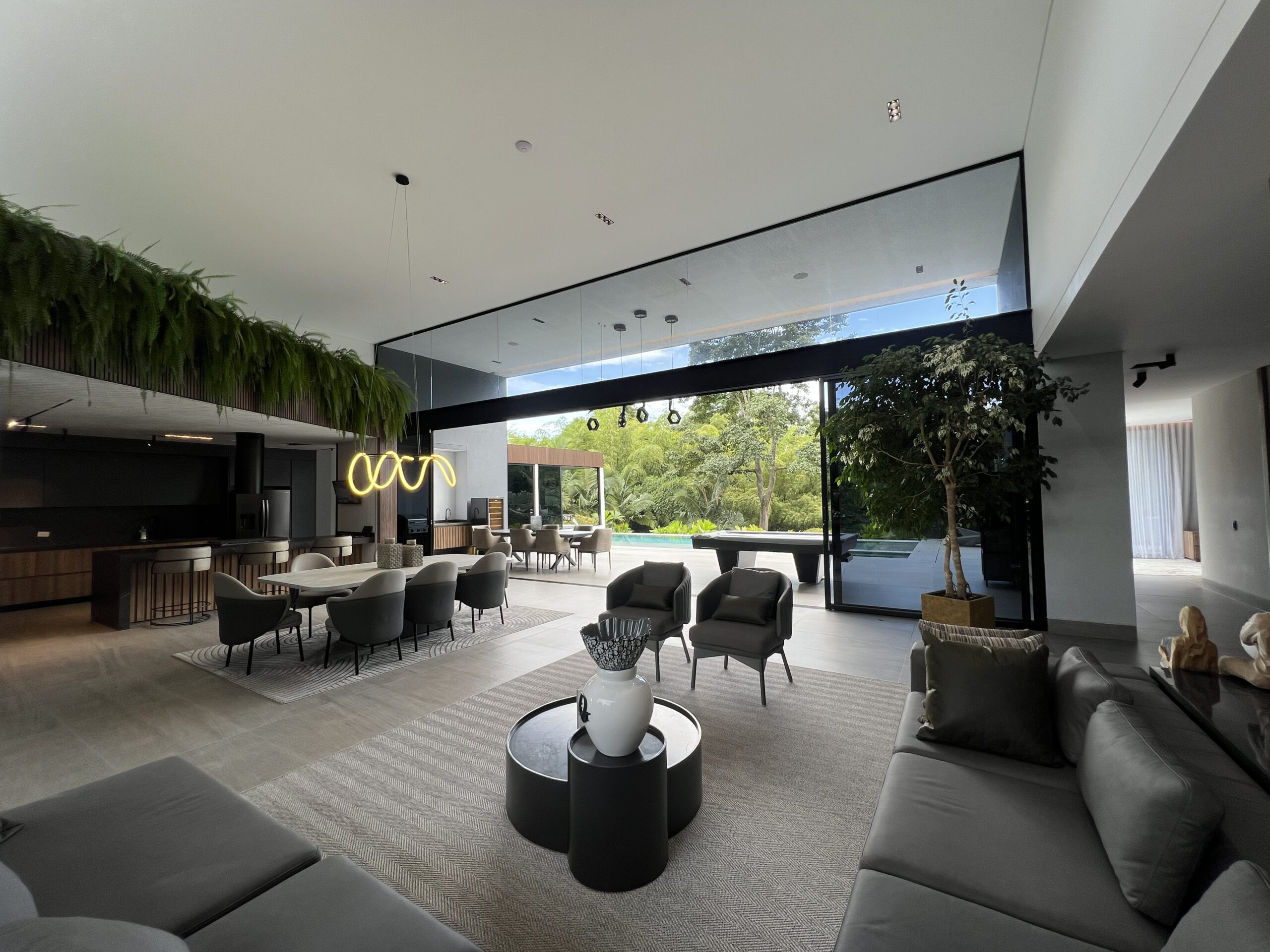 Modern Six-Bedroom House with Infinity Pool in Cerritos [Malabar] — imagen 4