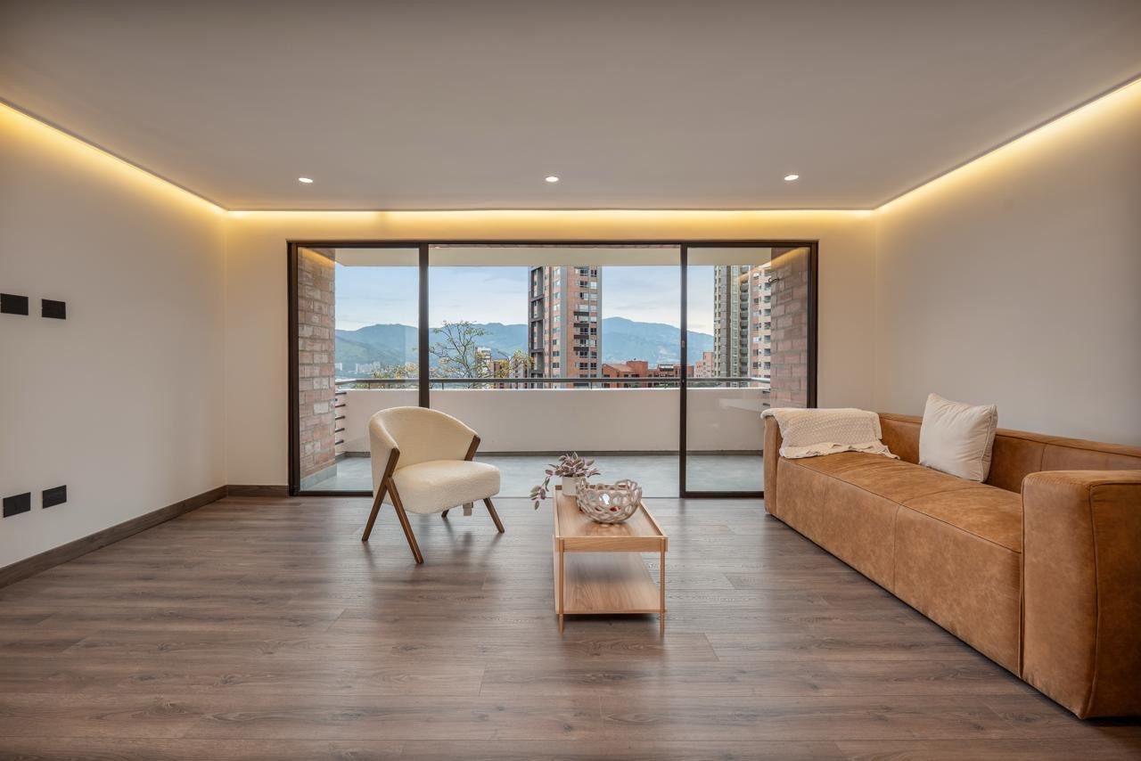 Fully Remodeled Apartment in Castropol-Minutes to Provenza — imagen 1