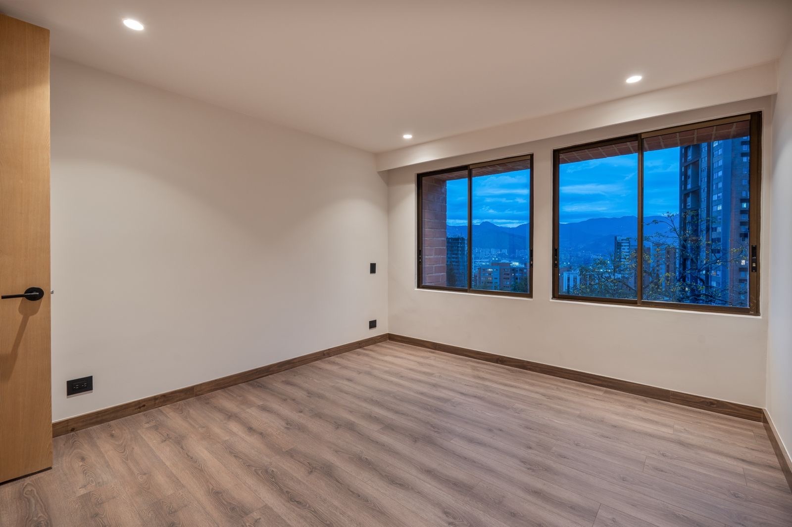 Fully Remodeled Apartment in Castropol-Minutes to Provenza — imagen 4