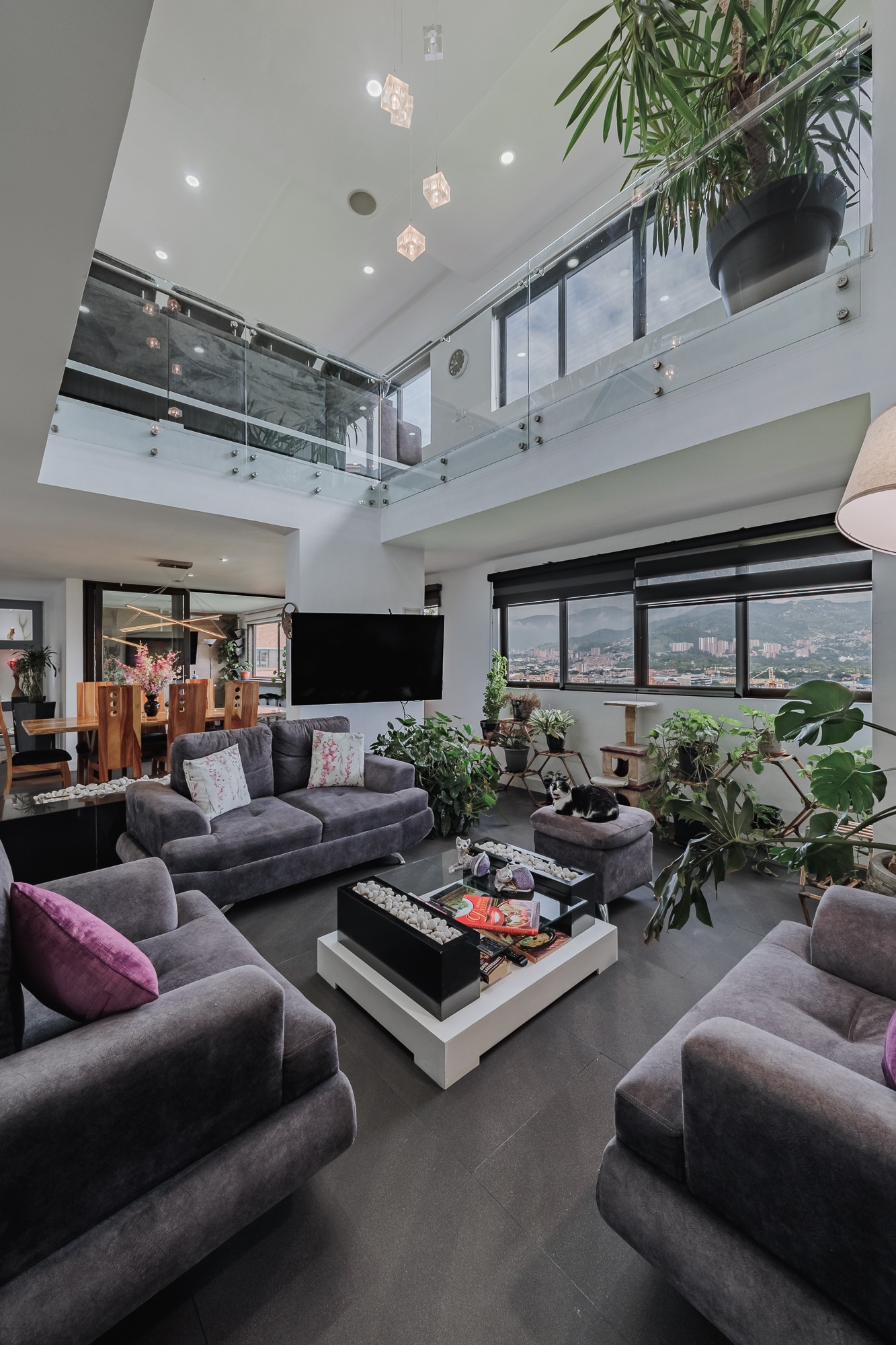 Elegant 4-Bedroom Duplex Apartment for Sale in Castropol, El Poblado – Fully Furnished. — imagen 1
