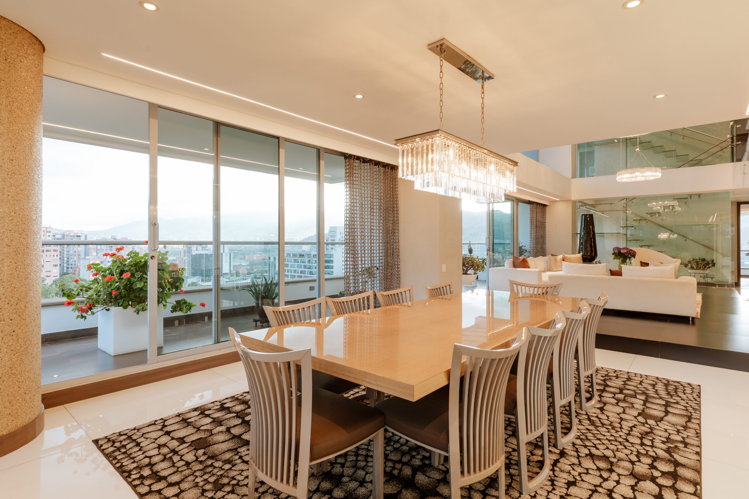 Exceptional Three-Level Penthouse with Private Terrace, Expansive Views, and Full Amenities in Medellin [El Poblado] — imagen 3