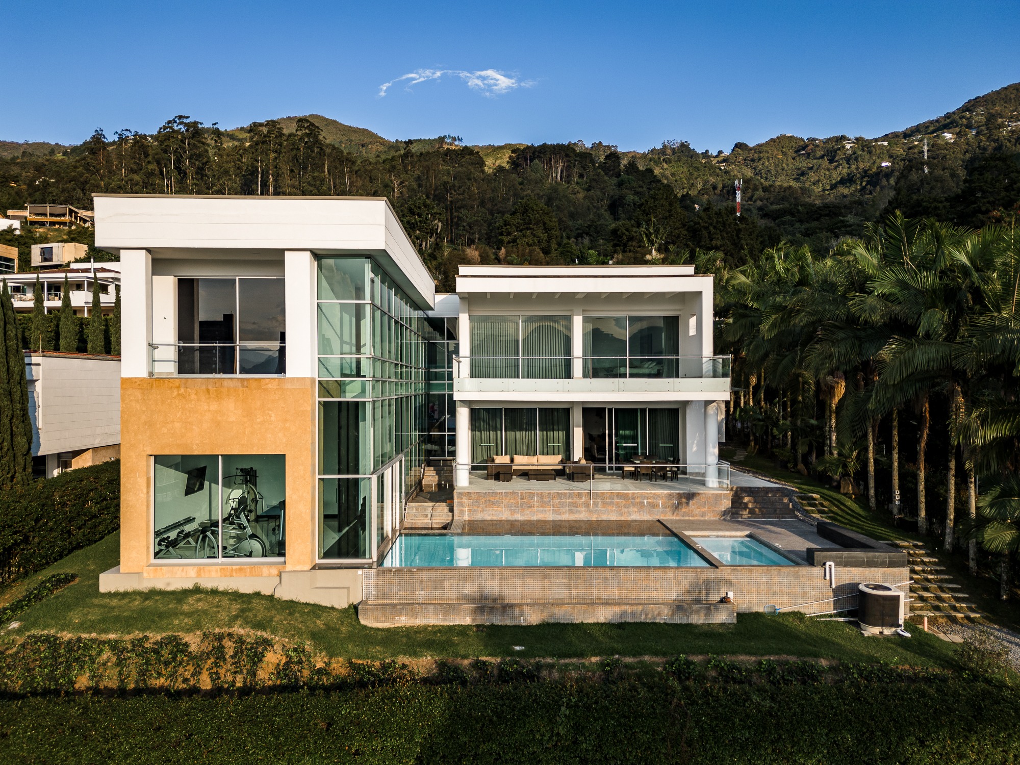 Spacious Home with Separate Garden Lot, Pool, and Private Setting in Premium Location — imagen 3