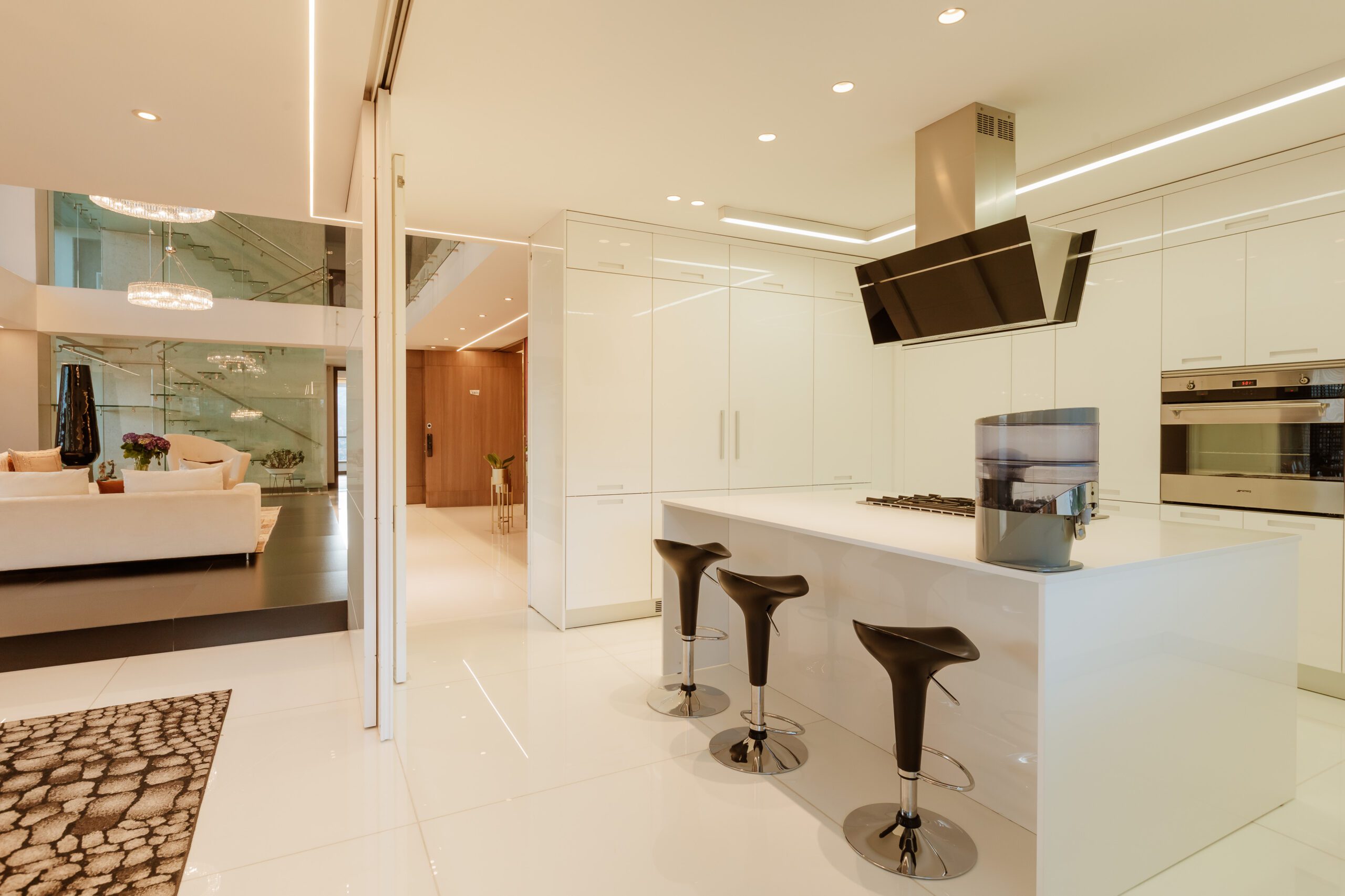 Exceptional Three-Level Penthouse with Private Terrace, Expansive Views, and Full Amenities in Medellin [El Poblado] — imagen 4