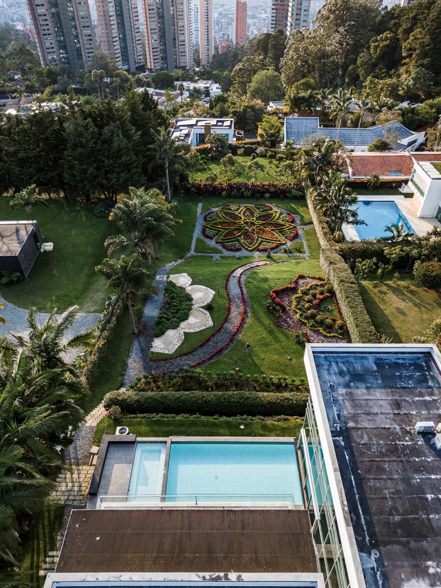 Spacious Home with Separate Garden Lot, Pool, and Private Setting in Premium Location — imagen 4