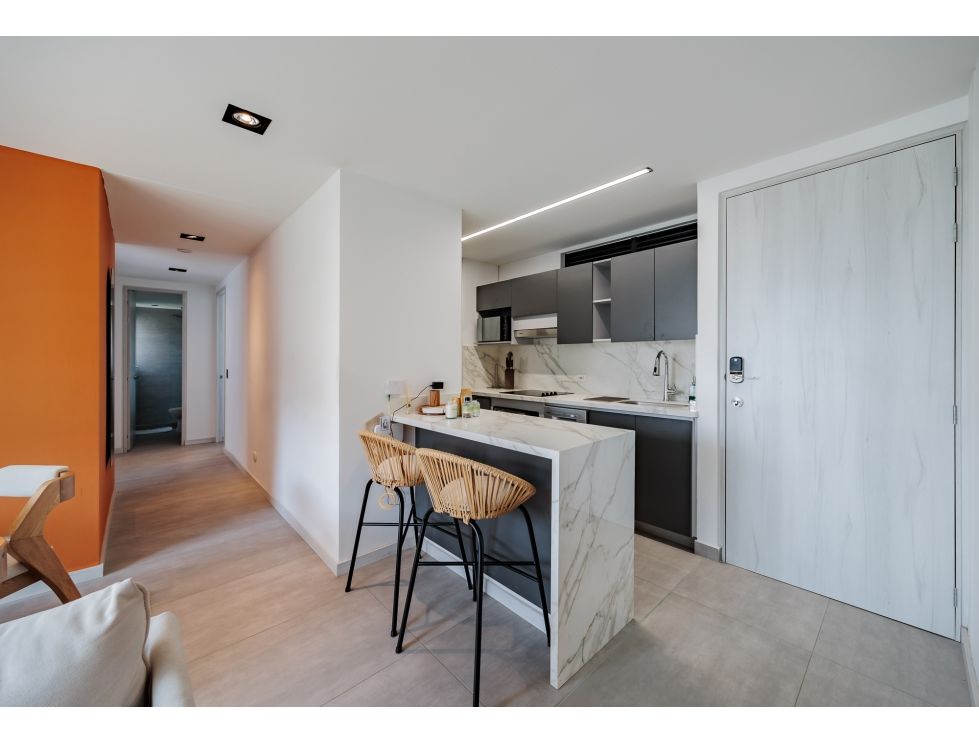 Turn-Key Three-Bedroom Apartment,With gym and Terrace. Located steps away from Av.El Poblado. — imagen 1