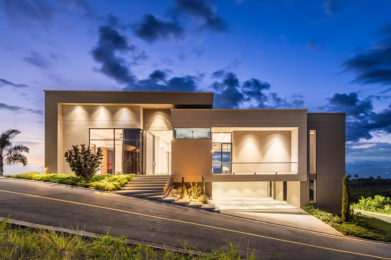 Modern One-Level Home with Panoramic Valley Views in Cerritos, Pereira — imagen 1